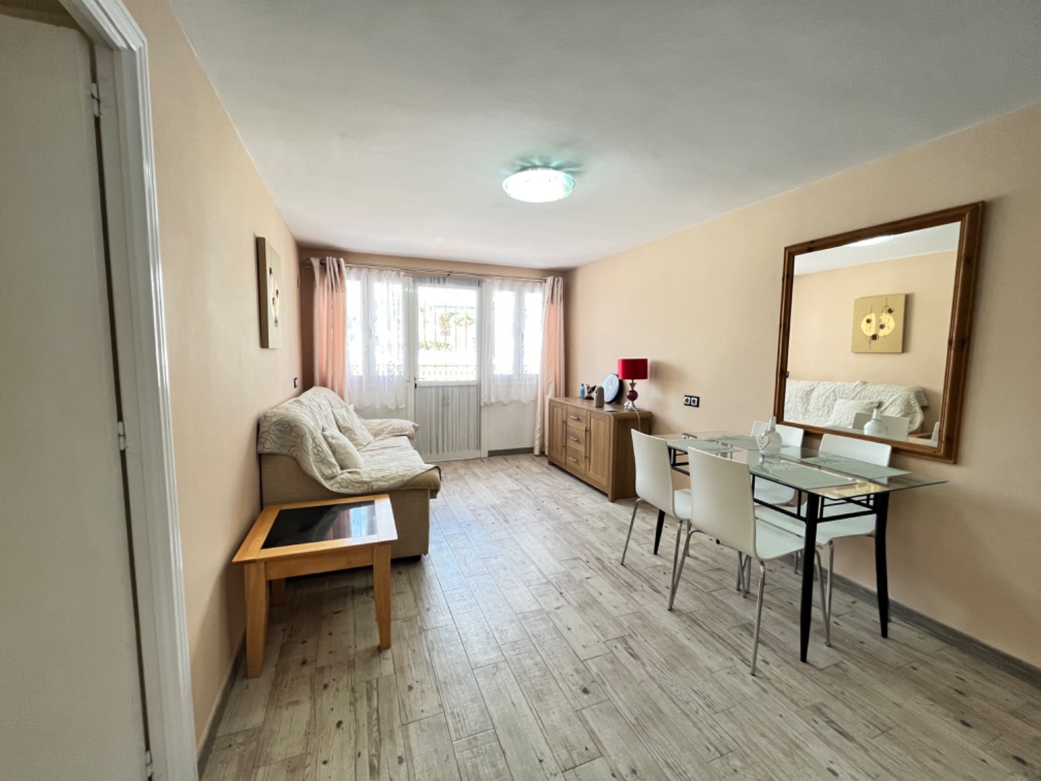 Bella villa con 4 camere da letto e 2 bagni con piscina privata.