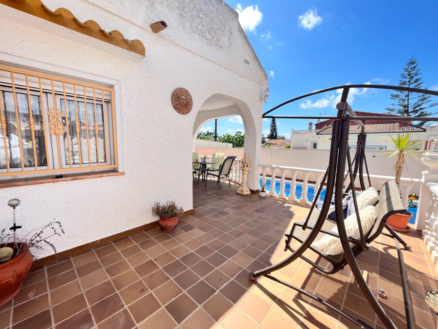 Preciosa villa de 4 dormitorios y 2 baños con piscina privada.