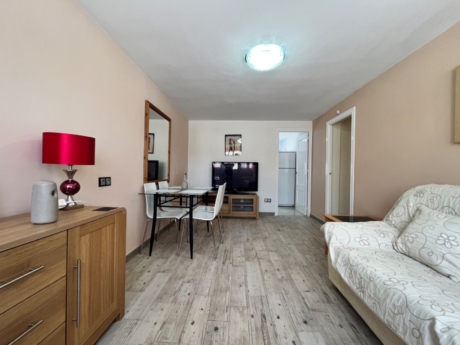 Bella villa con 4 camere da letto e 2 bagni con piscina privata.