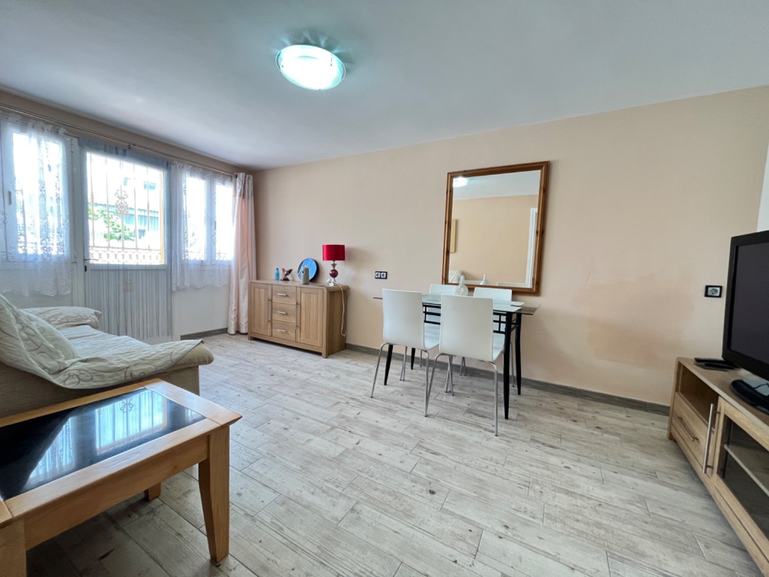 Bella villa con 4 camere da letto e 2 bagni con piscina privata.