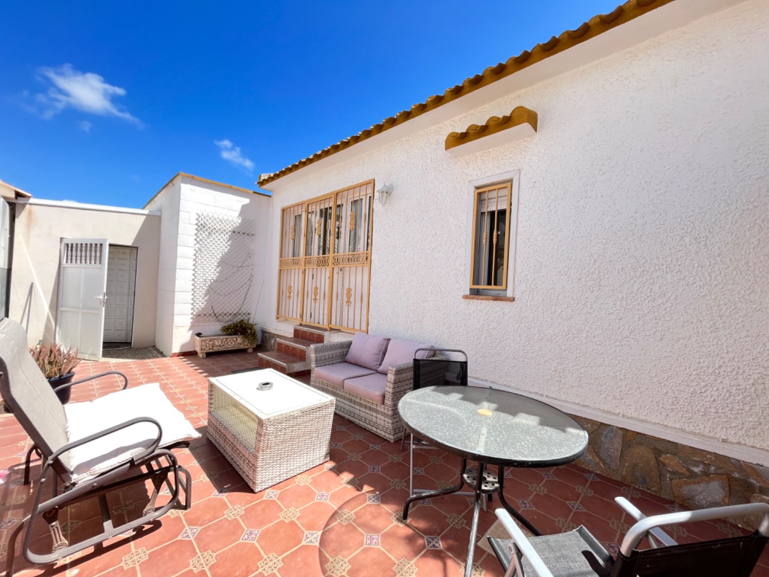 Preciosa villa de 4 dormitorios y 2 baños con piscina privada.