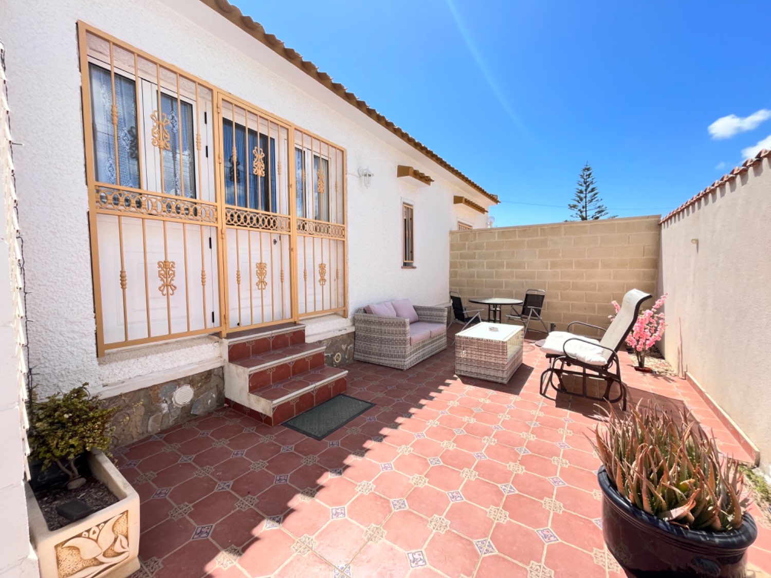 Belle villa avec 4 chambres et 2 salles de bain avec piscine privée.