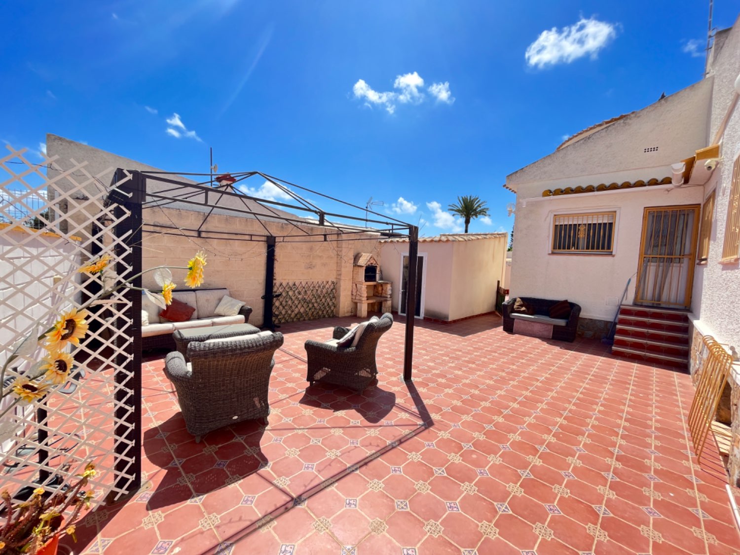 Preciosa villa de 4 dormitorios y 2 baños con piscina privada.