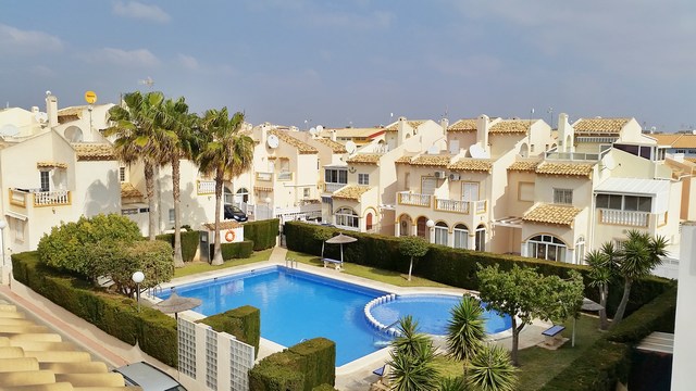 Fantastisk duplex med 3 sovrum, 2 badrum beläget i centrala Playa Flamenca