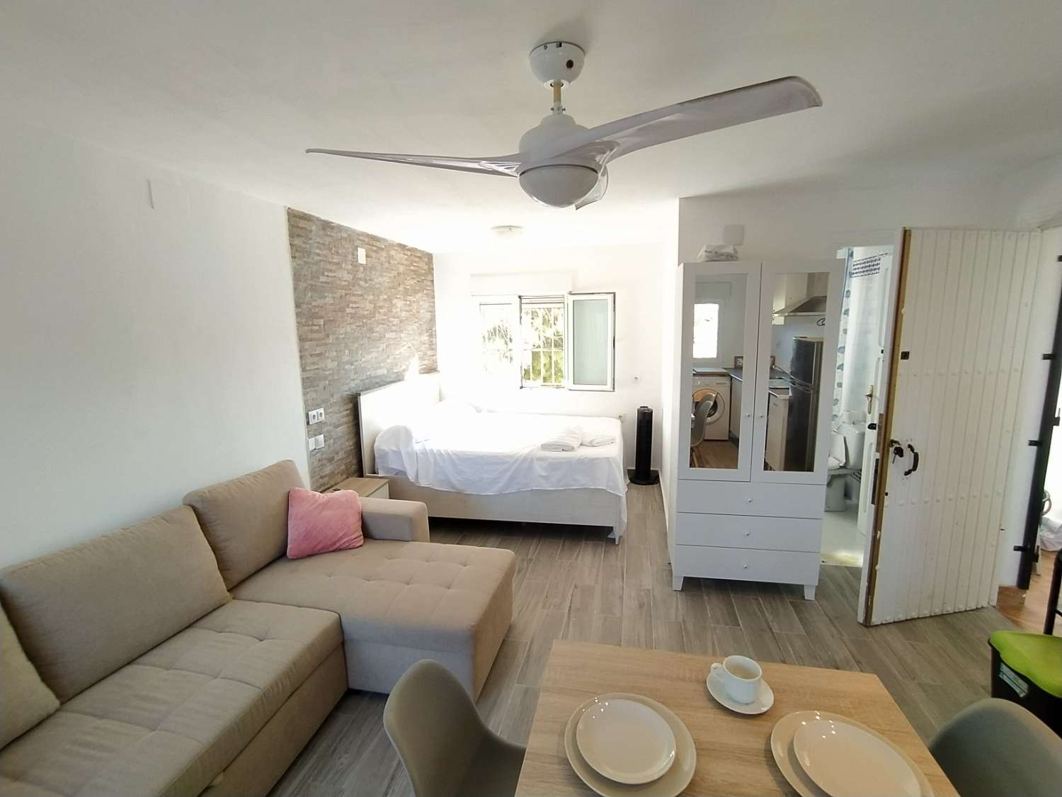 Schönes renoviertes Studio in der obersten Etage in einer Urbanisation mit Gemeinschaftspool.