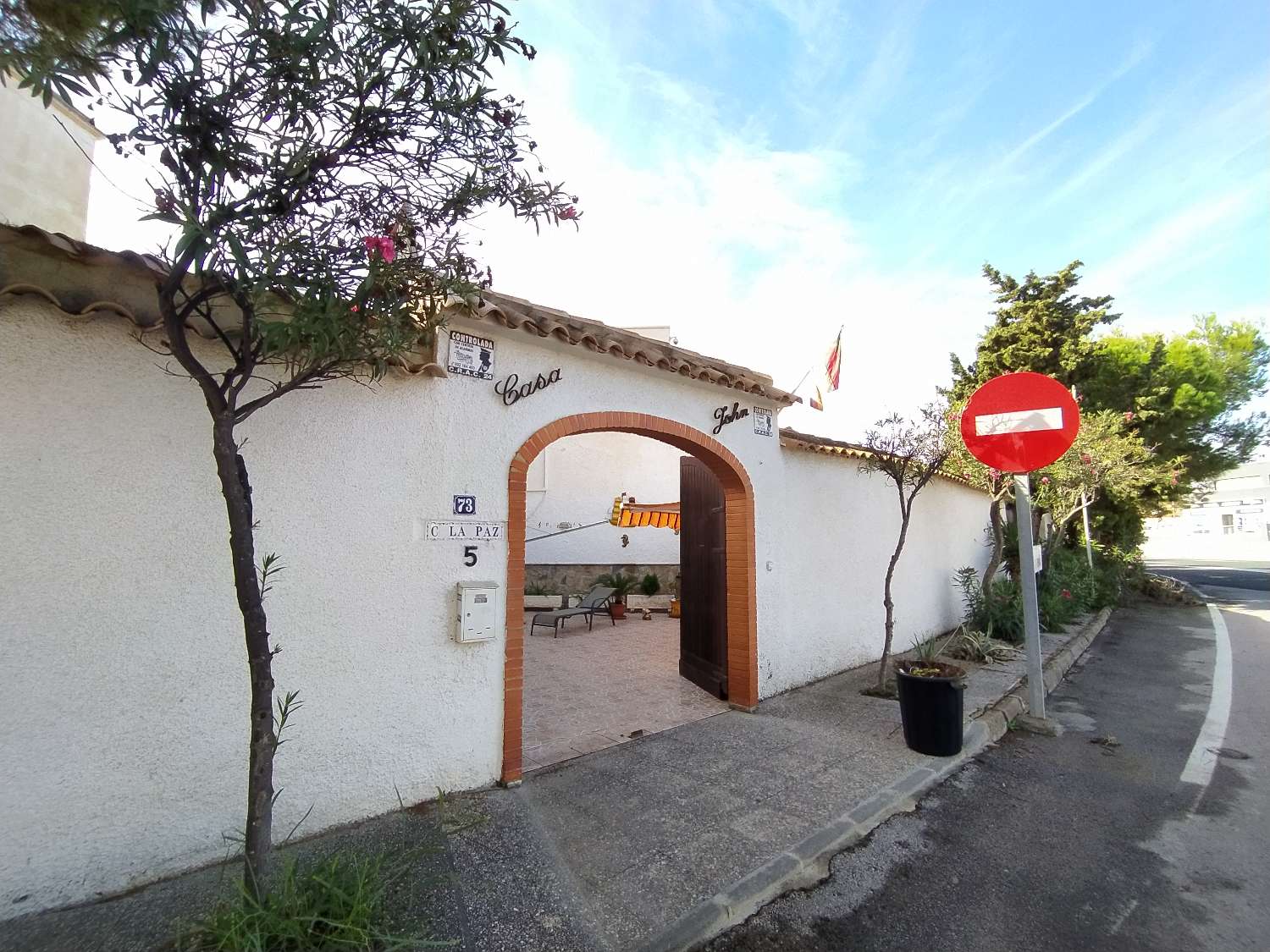 Prachtige villa met 5 slaapkamers en 3 badkamers vlakbij het strand