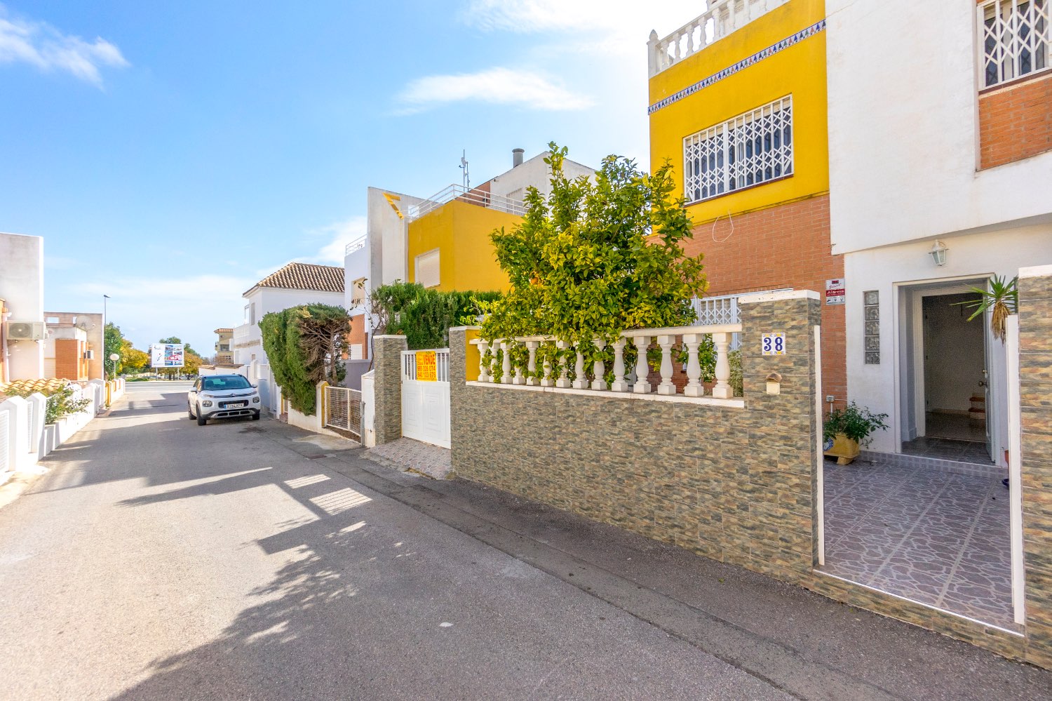Precioso Dúplex de 3 dormitorios, 2 baños y piscina comunitaria.