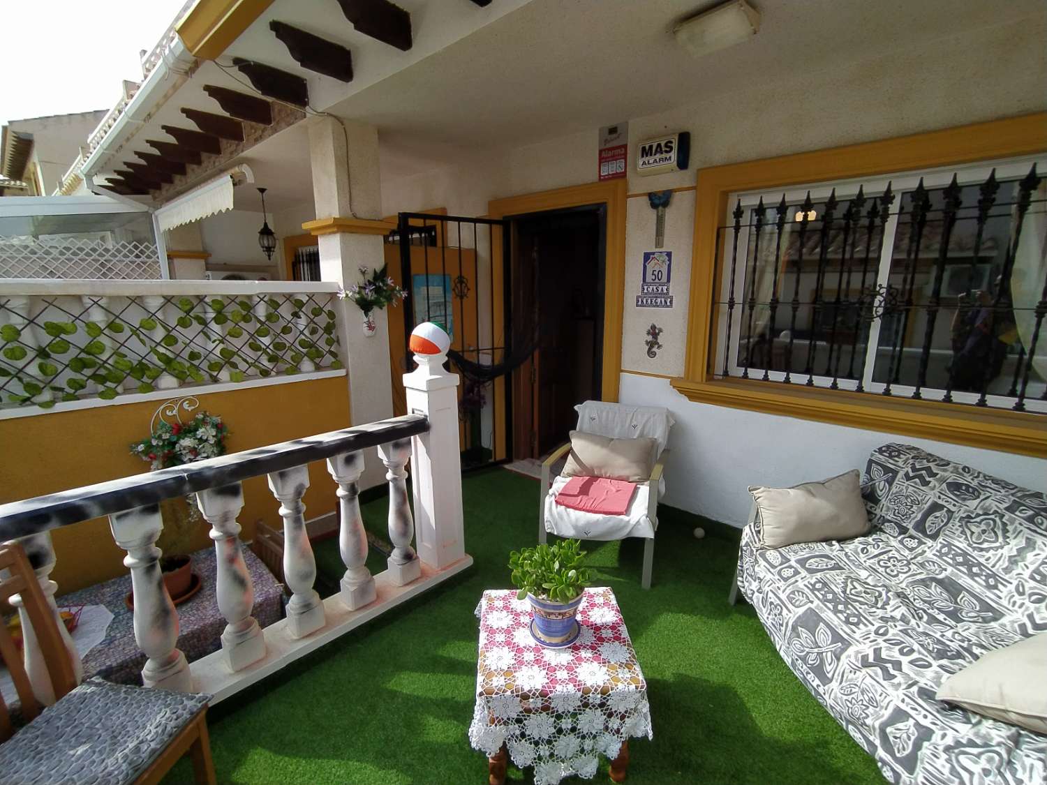 B-2947. Krásný dvoupodlažní dům se 2 ložnicemi v Cabo Roig.