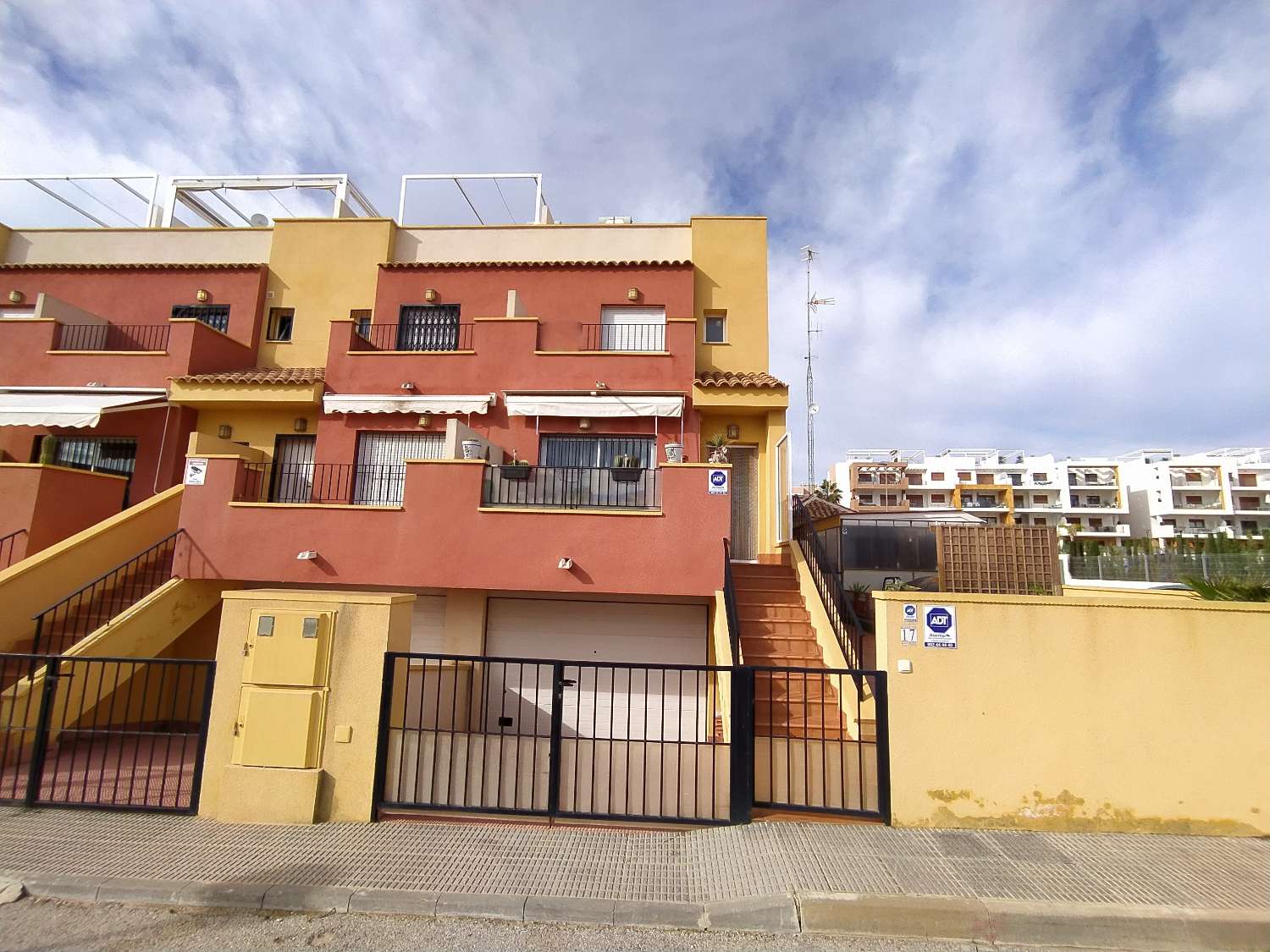 Casa Adosada Moderna y espaciosa en esquina con 3 dormitorios , vistas al mar y un gran garaje