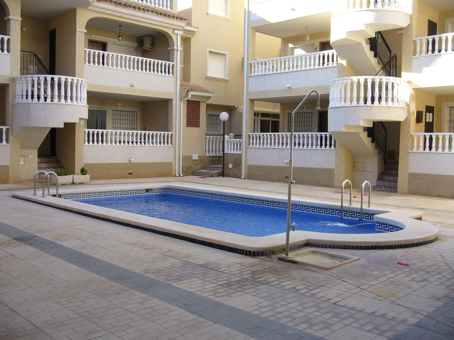 Vacker duplex med 3 sovrum gemensam pool och nära till bekvämligheter.