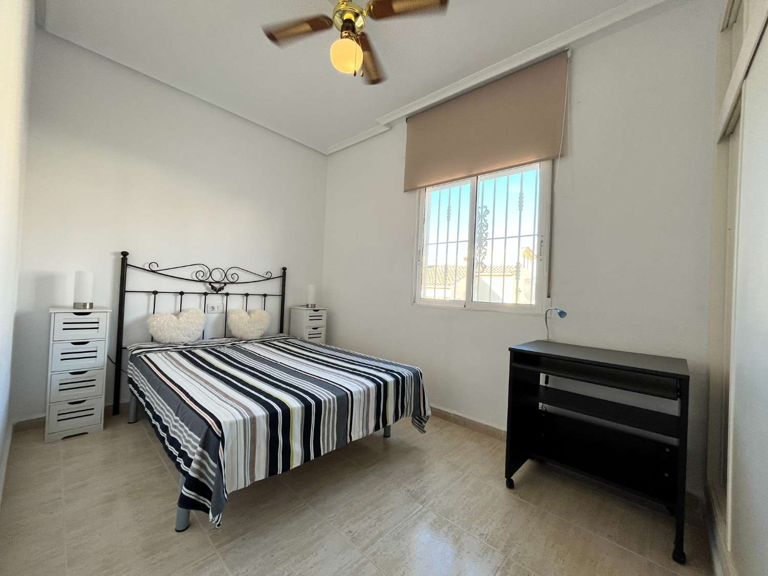 Precioso apartamento en planta baja de 3 dormitorios y 1 baños y piscina comunitaria.