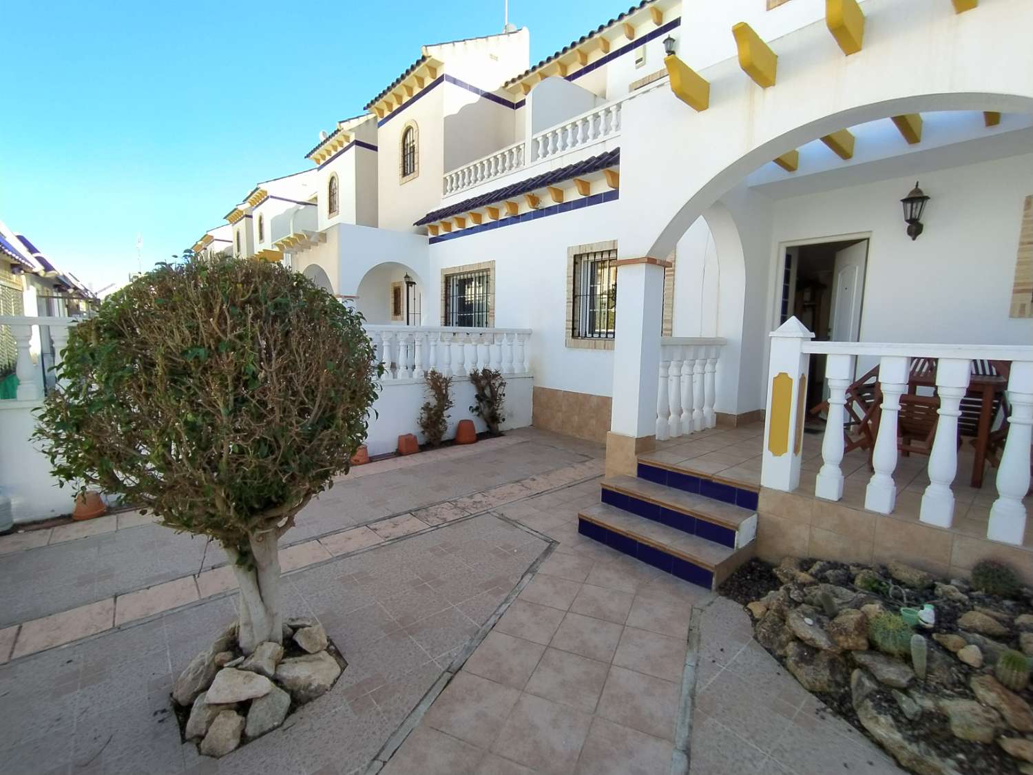 Schöne Maisonette mit 3 Schlafzimmern, 2 Bädern und Gemeinschaftspool.