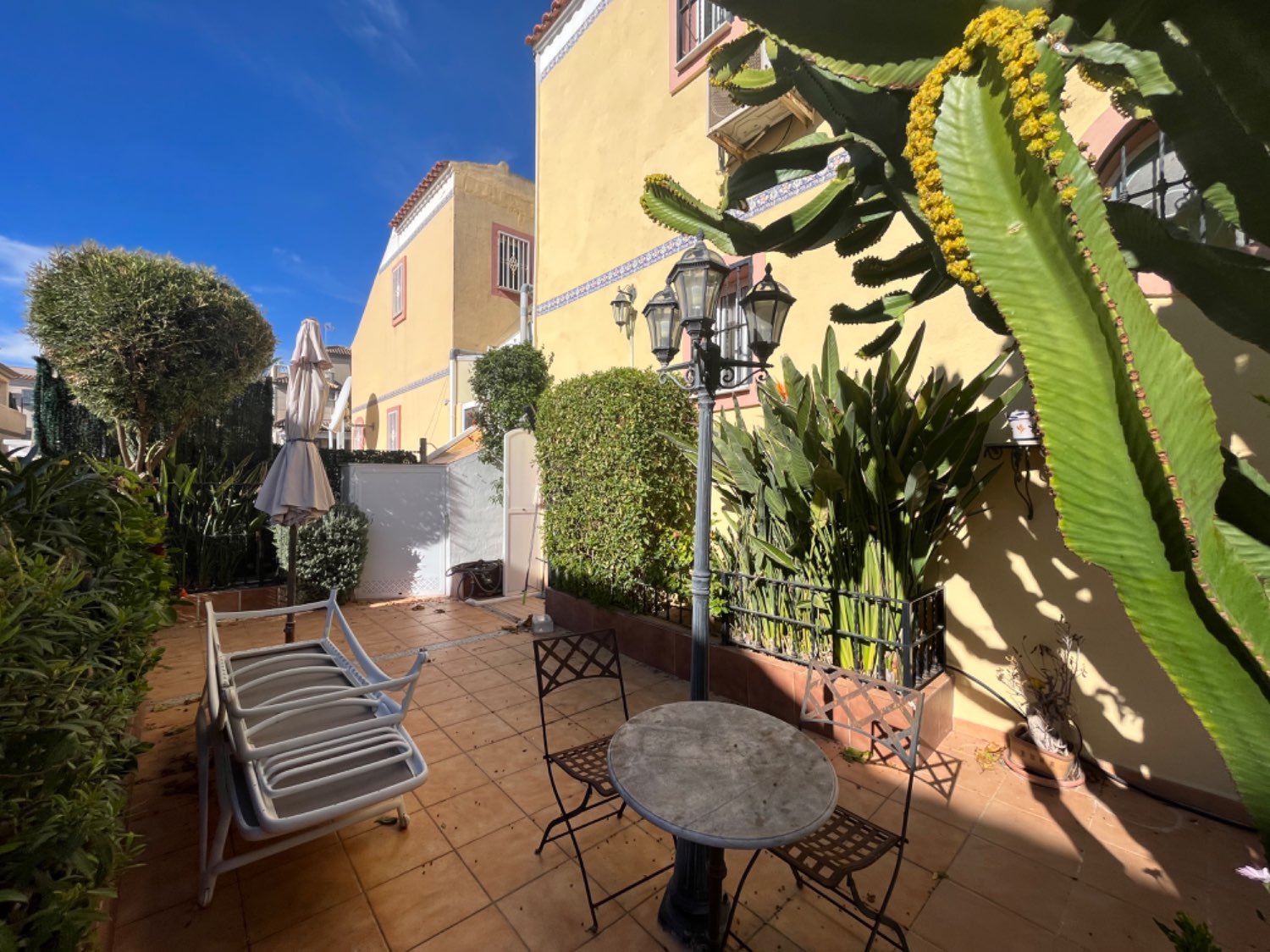 Duplex d’angle avec 2 chambres, 2 salles de bains et piscine communautaire.