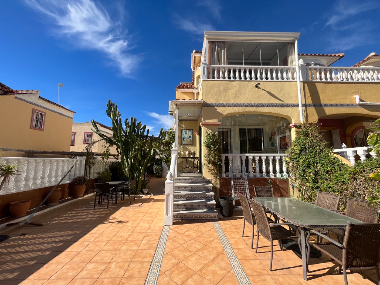 Duplex d’angle avec 2 chambres, 2 salles de bains et piscine communautaire.