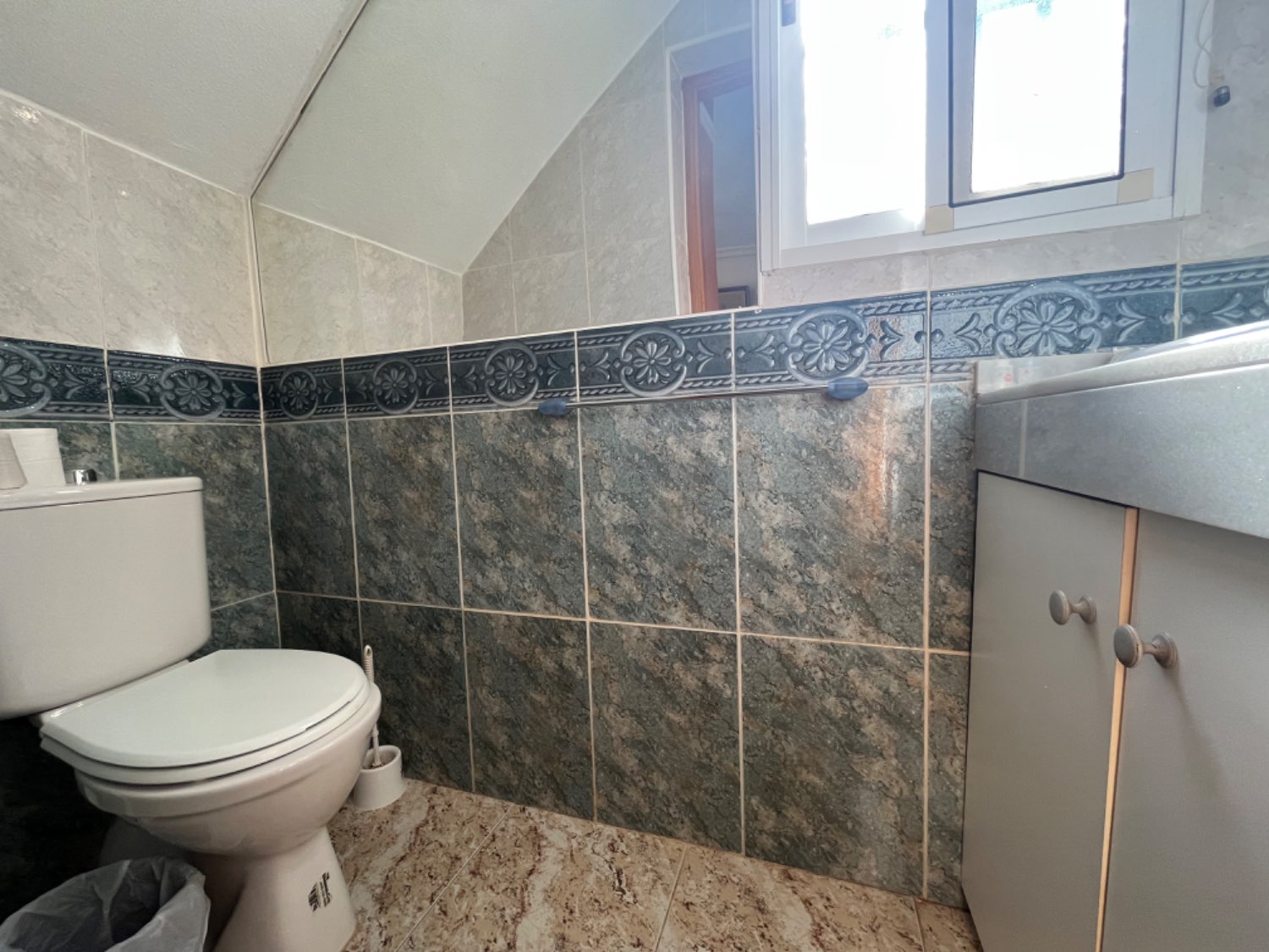 Duplex angolare con 2 camere da letto, 2 bagni e piscina comune.