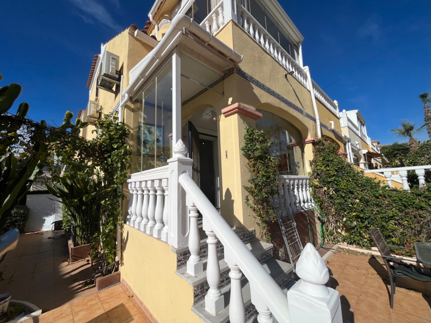 Duplex d’angle avec 2 chambres, 2 salles de bains et piscine communautaire.