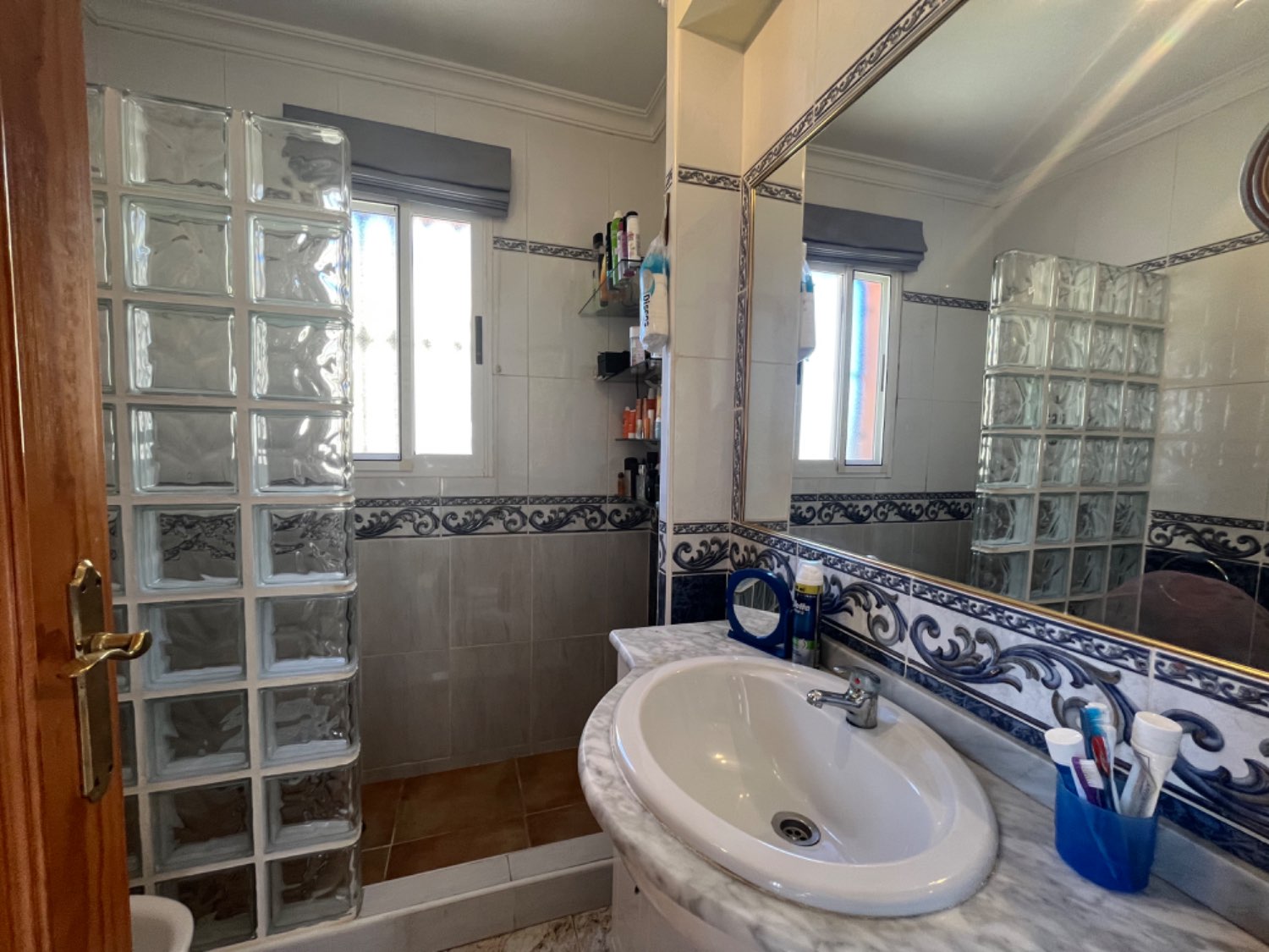 Duplex angolare con 2 camere da letto, 2 bagni e piscina comune.