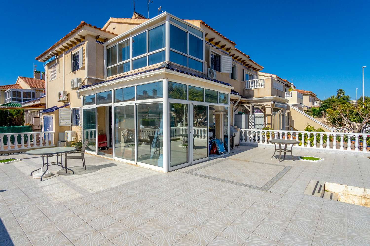 Charmante Maisonette mit 3 Schlafzimmern, 2 Bädern und Gemeinschaftspool