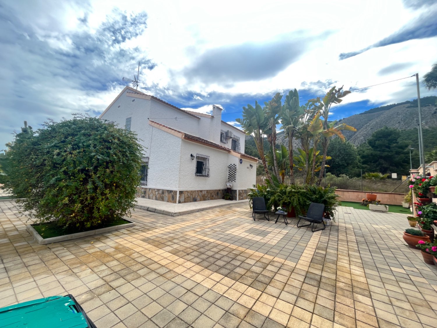 Villa located in Montepinar with more than 1400m2 plot, 4 bedrooms and 2 bathrooms.
