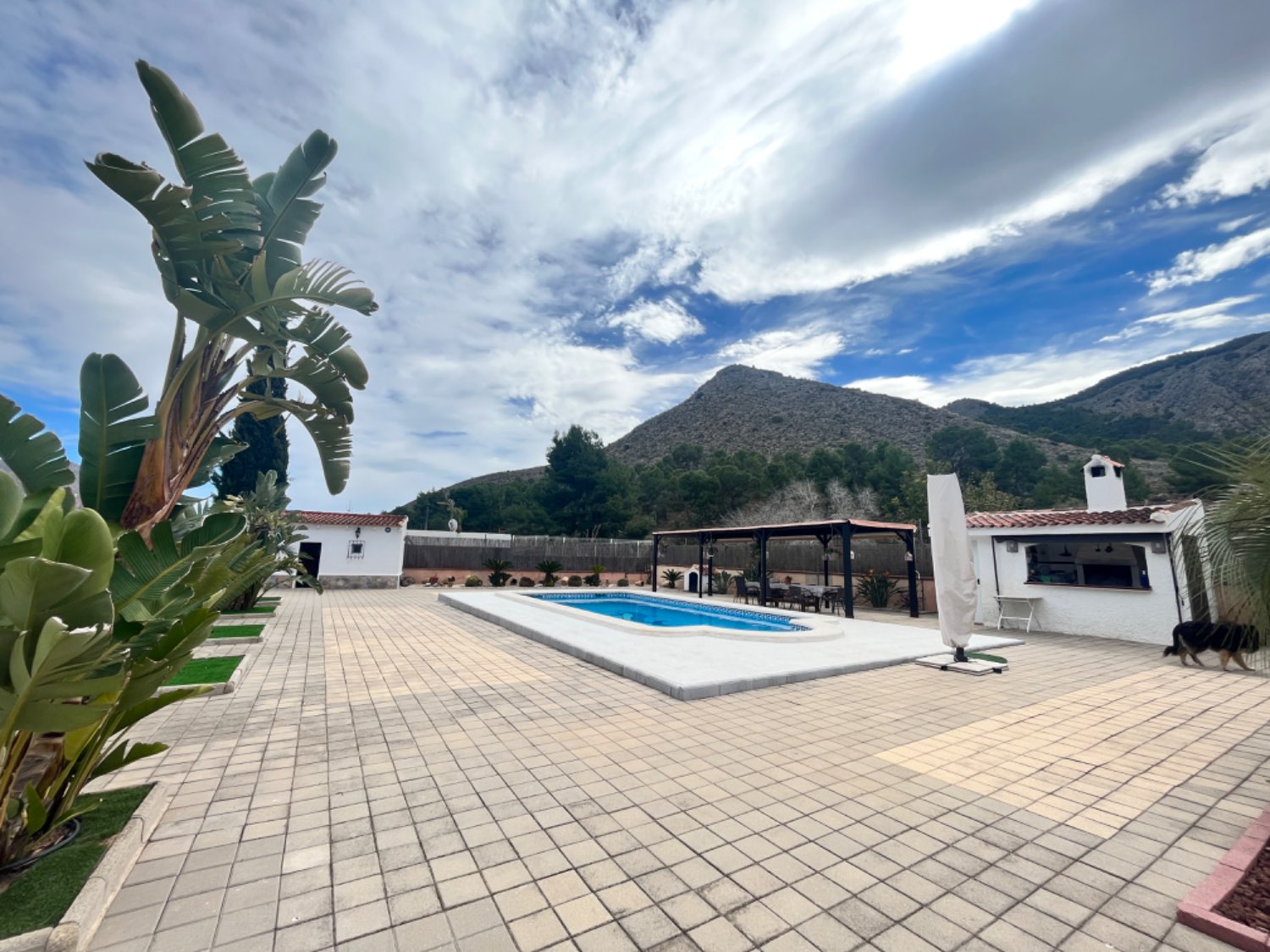 Villa situada en Montepinar con mas de 1400m2 de parcela , 4 dormitorios y 2 baños .