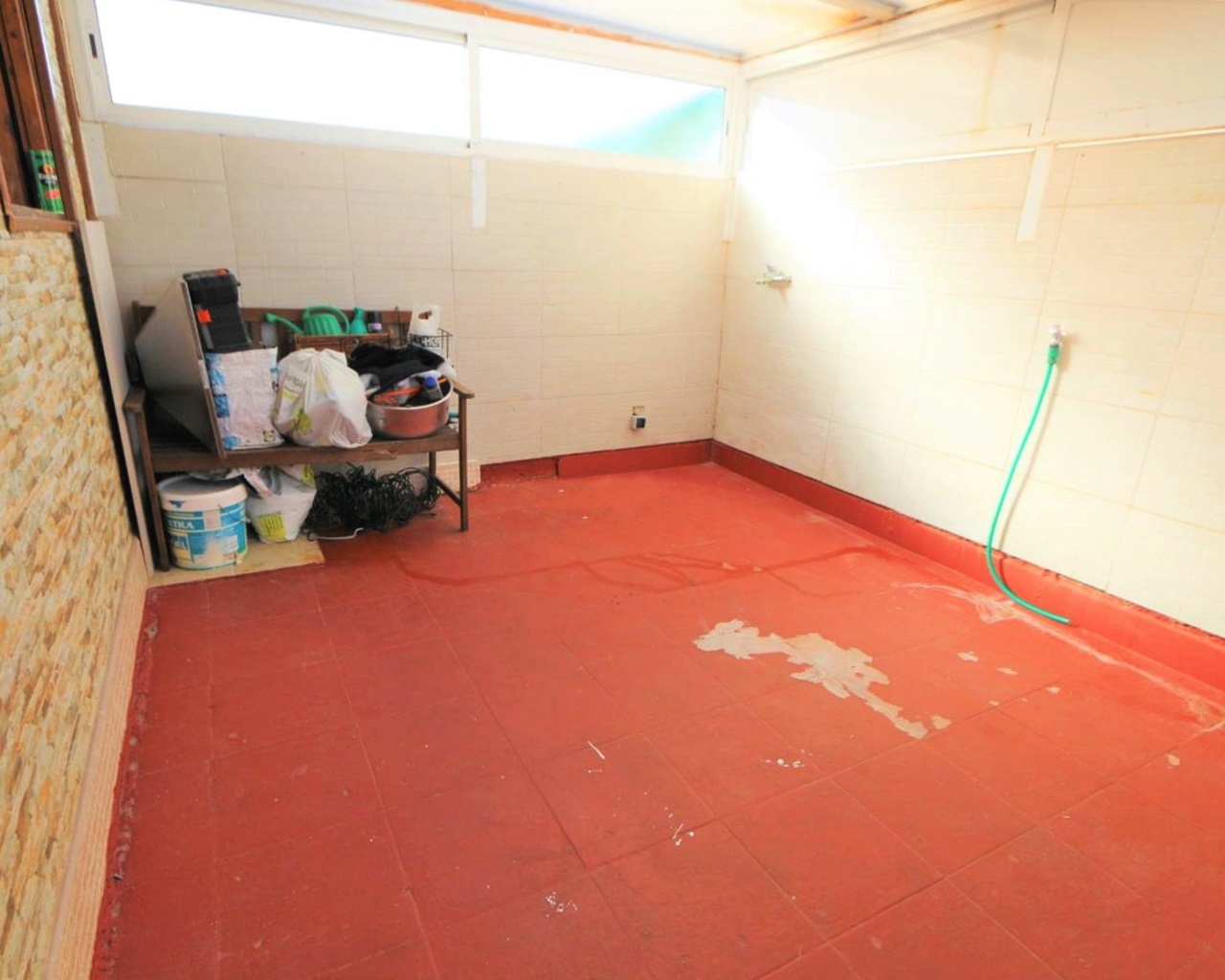 Apartamento en planta alta de 2 dormitorios, 1 baño y con piscina comunitaria.
