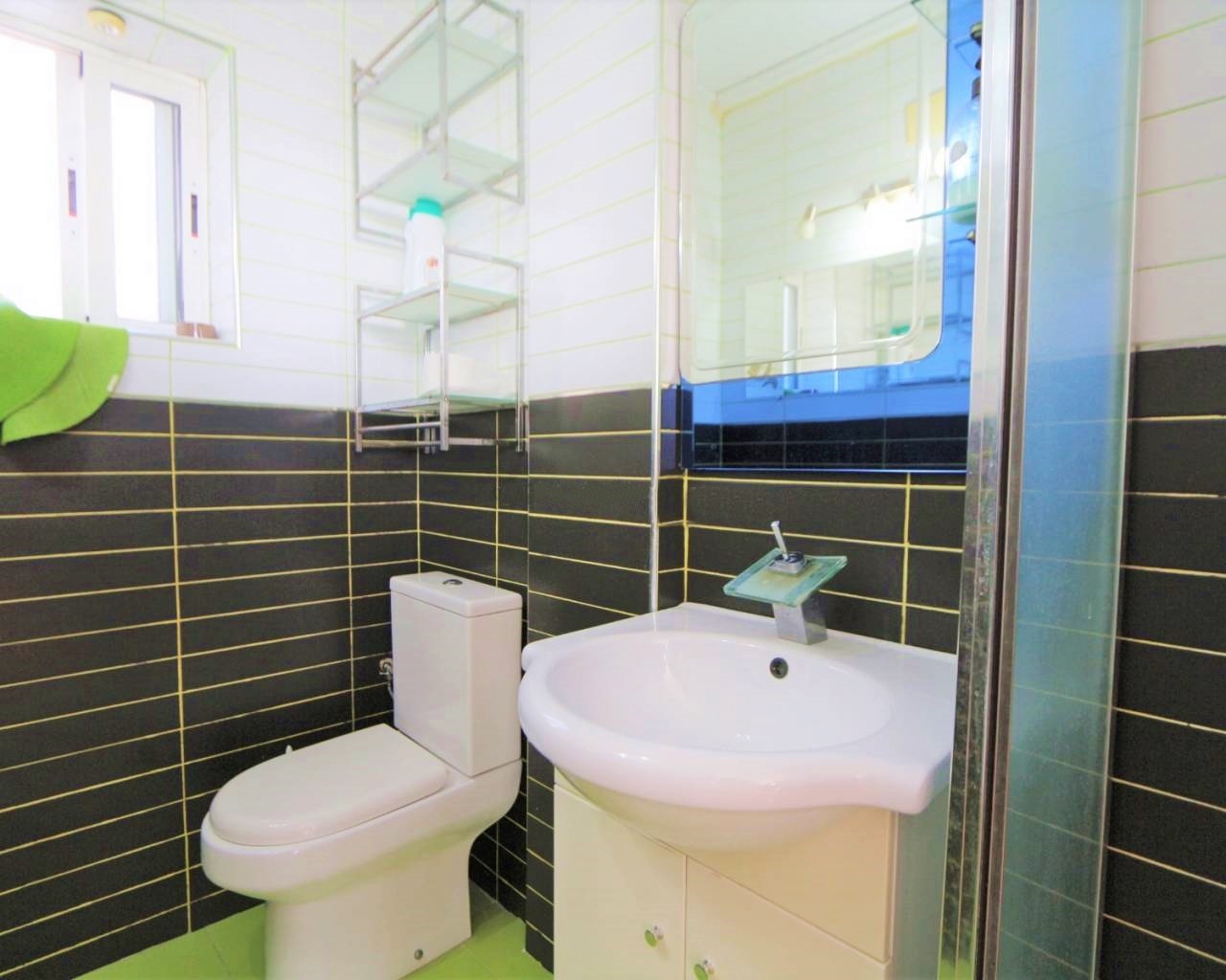 Apartamento en planta alta de 2 dormitorios, 1 baño y con piscina comunitaria.