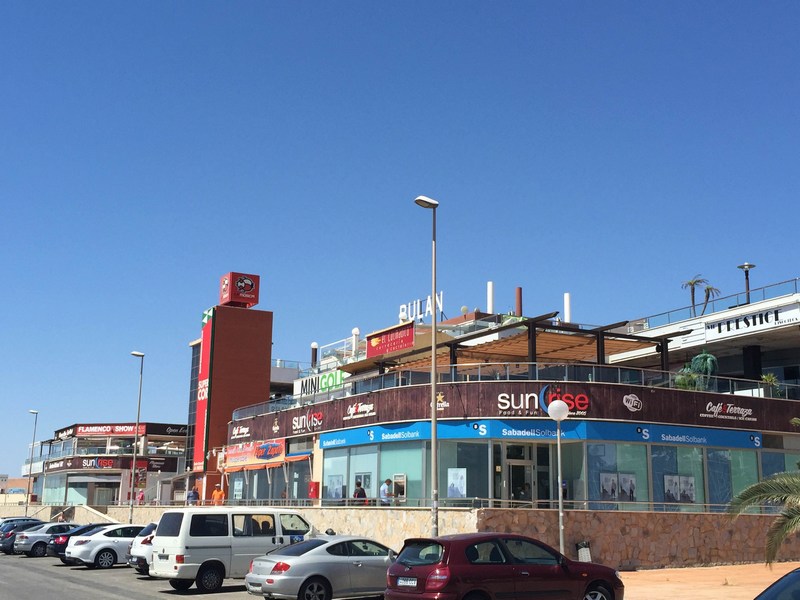 Apartamento en planta alta de 2 dormitorios, 1 baño y con piscina comunitaria.