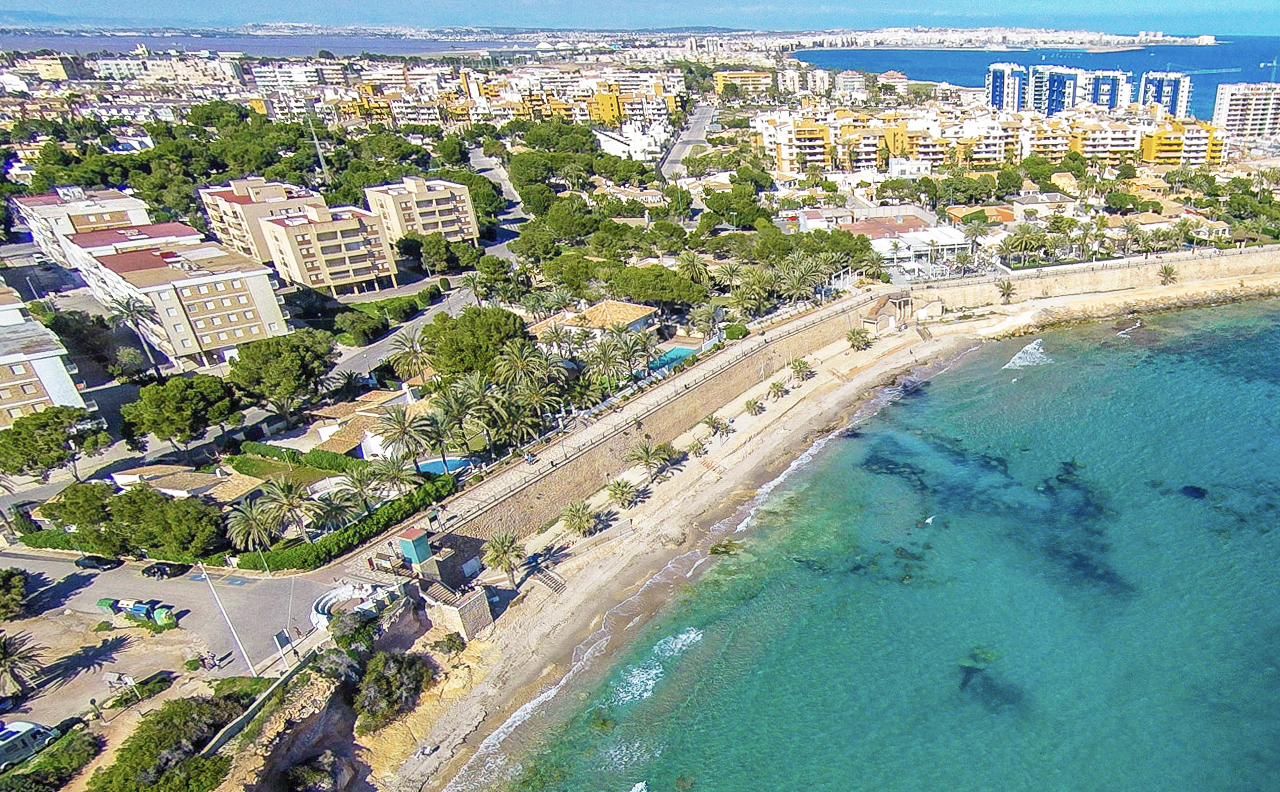 Apartamento en planta alta de 2 dormitorios, 1 baño y con piscina comunitaria.