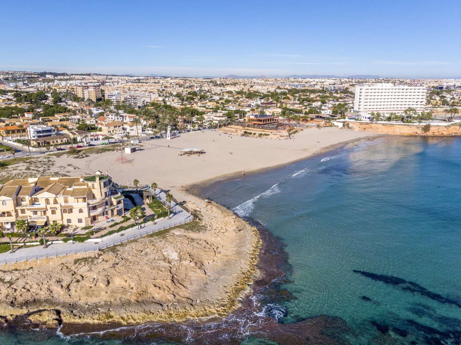 Apartamento en planta alta de 2 dormitorios, 1 baño y con piscina comunitaria.