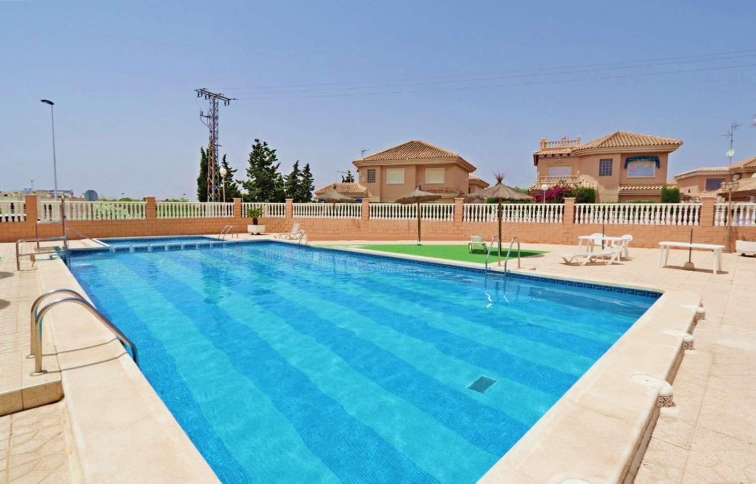 Apartamento en planta alta de 2 dormitorios, 1 baño y con piscina comunitaria.