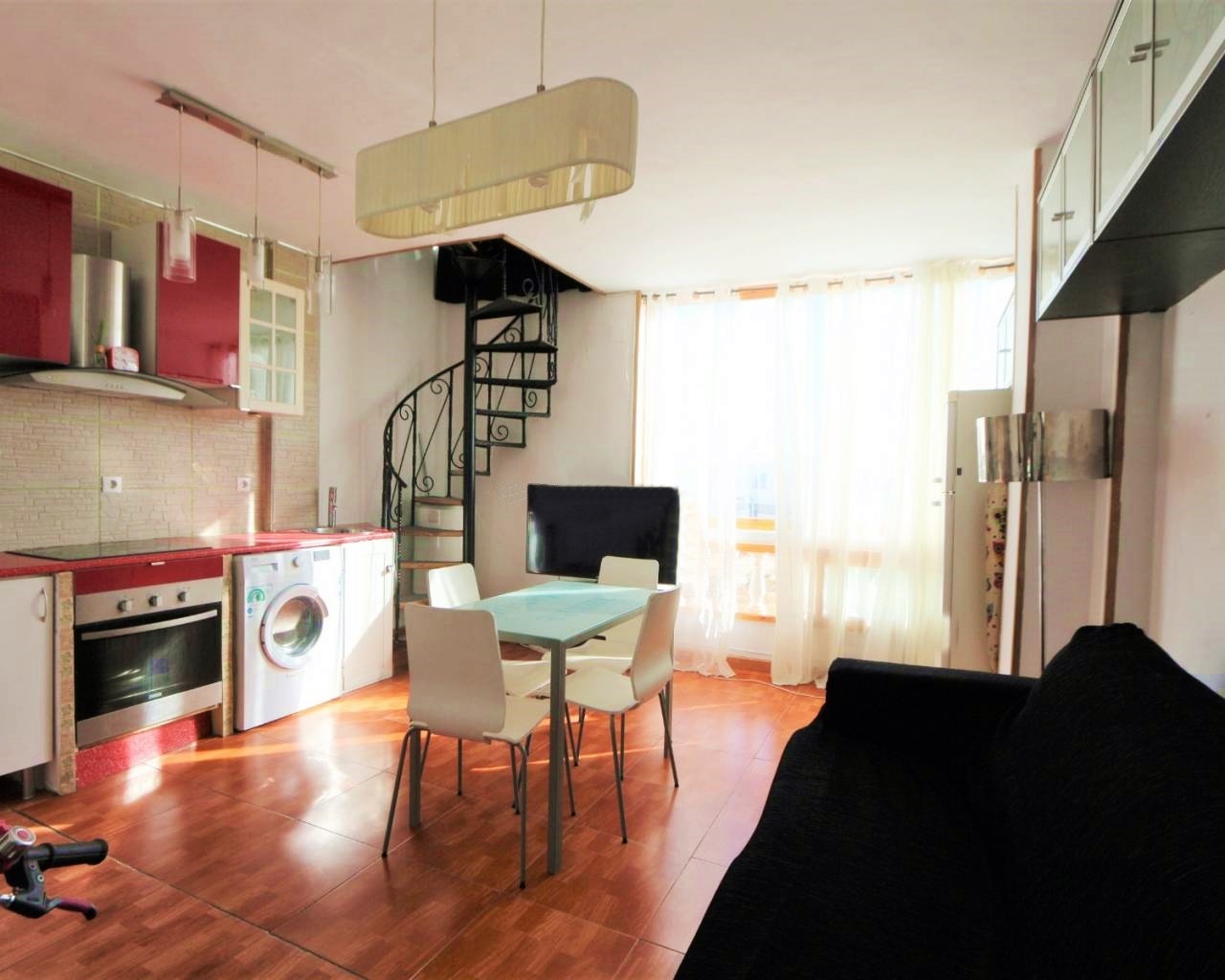 Apartamento en planta alta de 2 dormitorios, 1 baño y con piscina comunitaria.