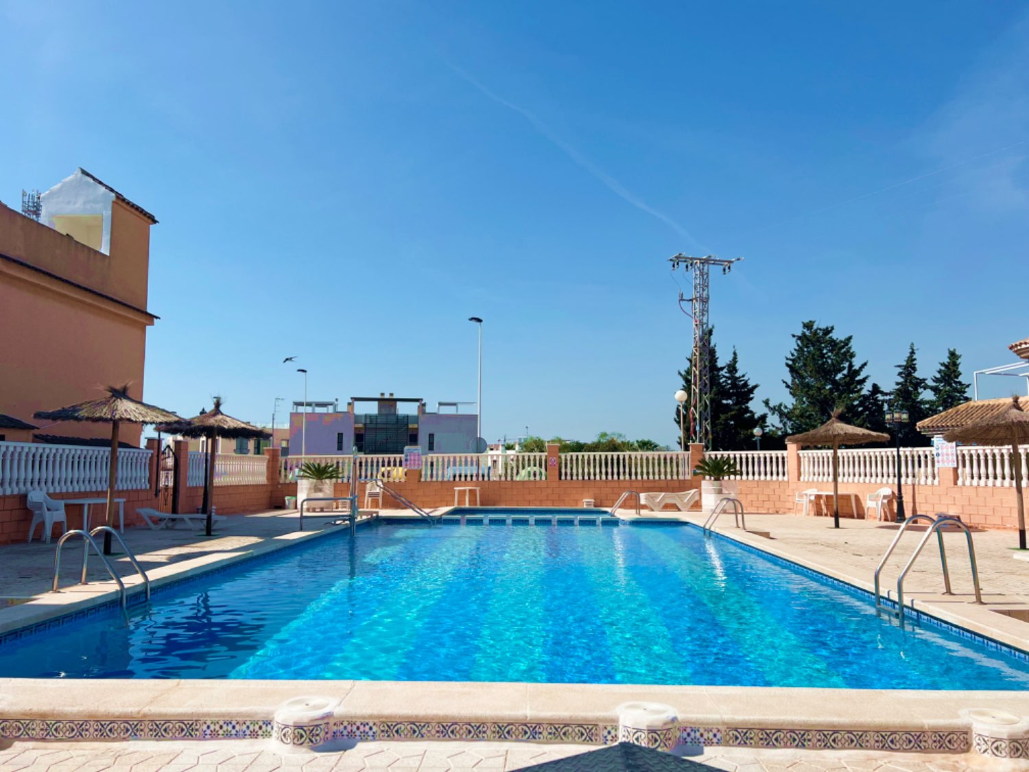 Apartamento en planta alta de 2 dormitorios, 1 baño y con piscina comunitaria.