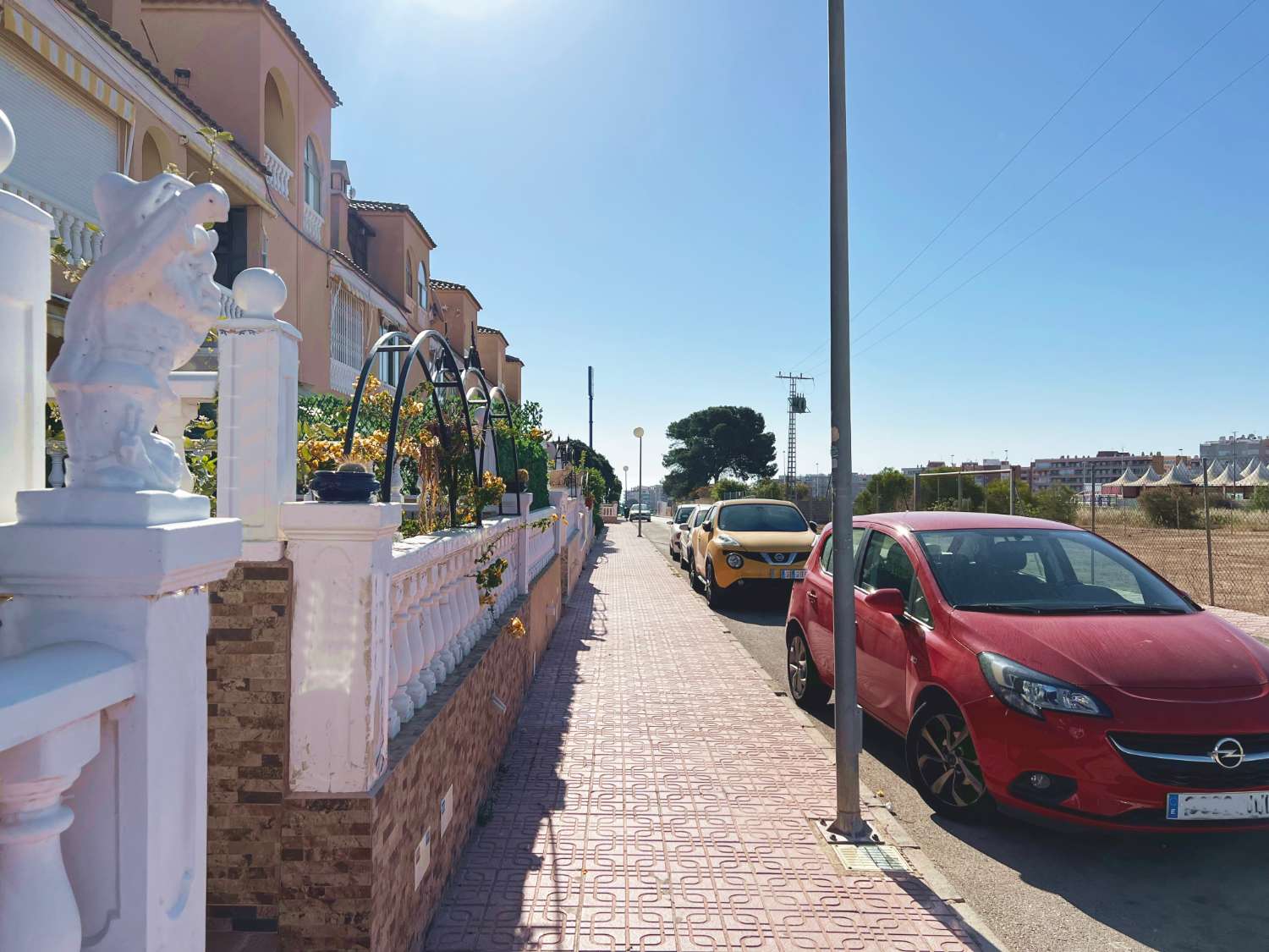 Apartamento en planta alta de 2 dormitorios, 1 baño y con piscina comunitaria.