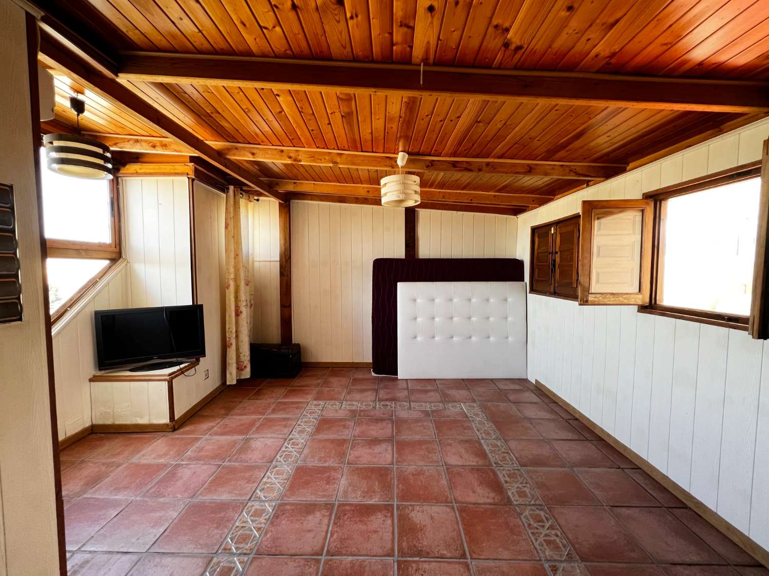 Apartamento en planta alta de 2 dormitorios, 1 baño y con piscina comunitaria.