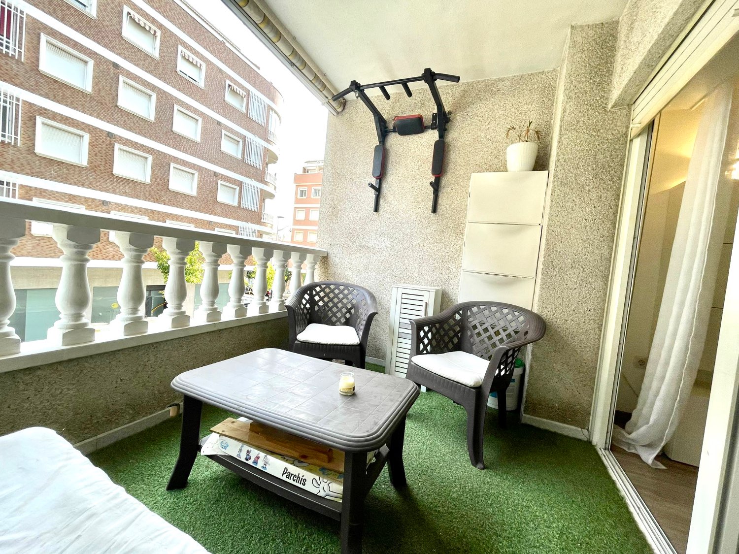 Estupendo apartamento reformado en el centro de Torrevieja con 2 dormitorios, 1 baño , plaza de garaje y trastero!