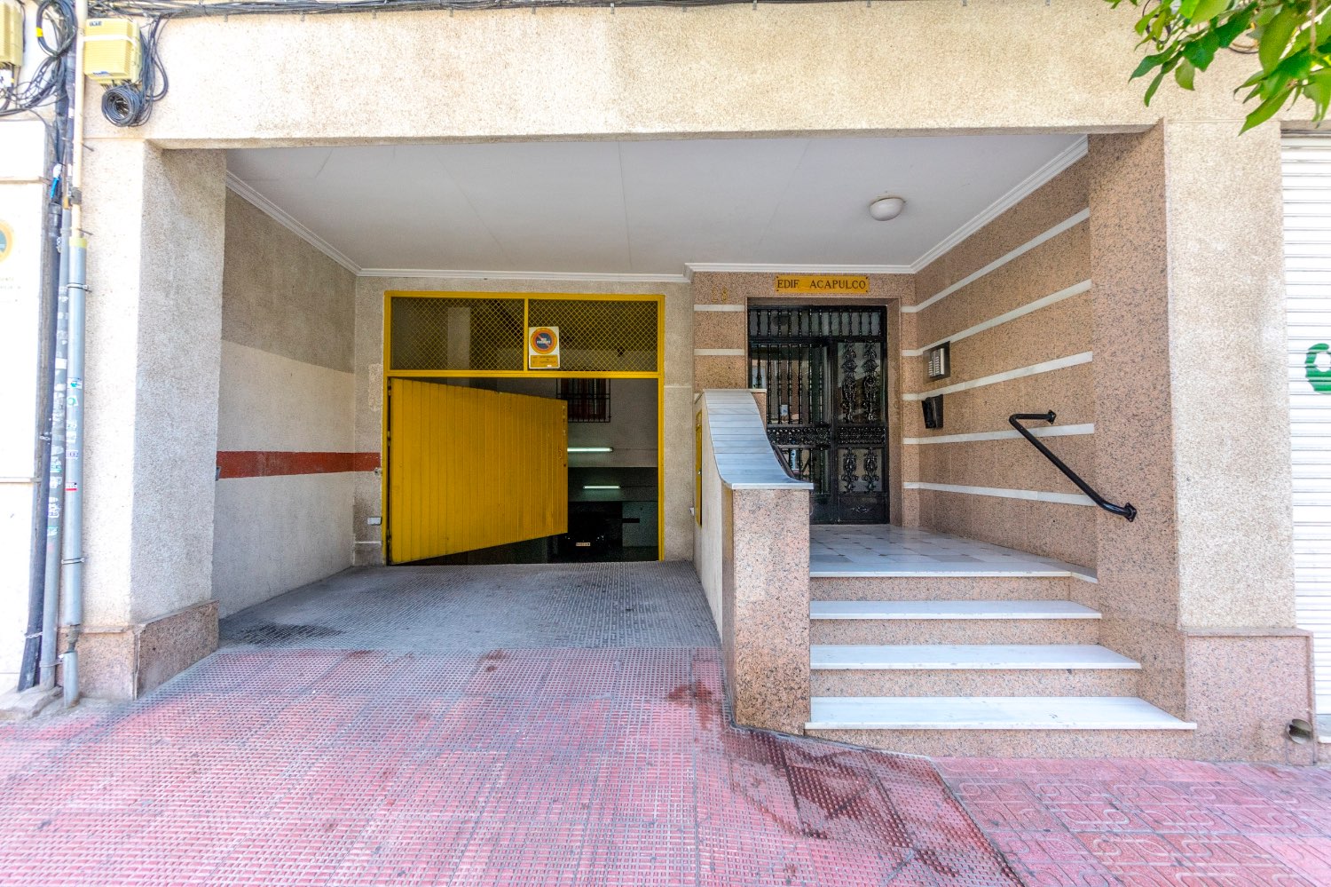 Estupendo apartamento reformado en el centro de Torrevieja con 2 dormitorios, 1 baño , plaza de garaje y trastero!