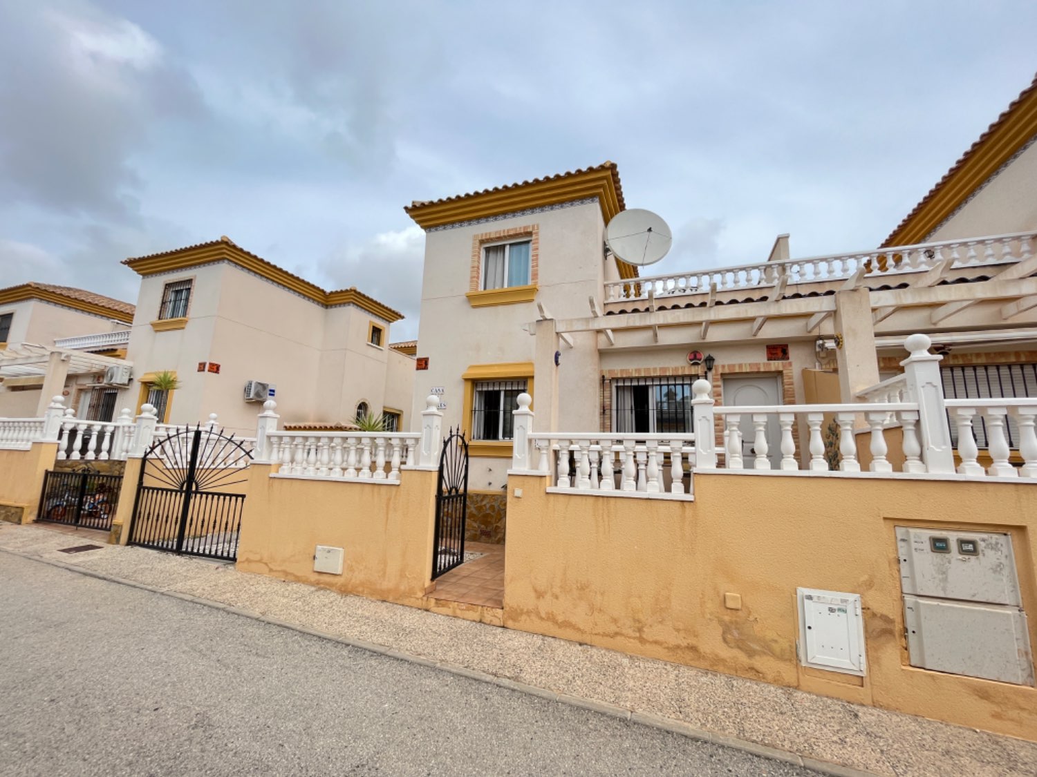 Estupendo duplex de 3 dormitorios 2 baños, SUR situado en VILLAMARTIN ( Orihuela Costa)