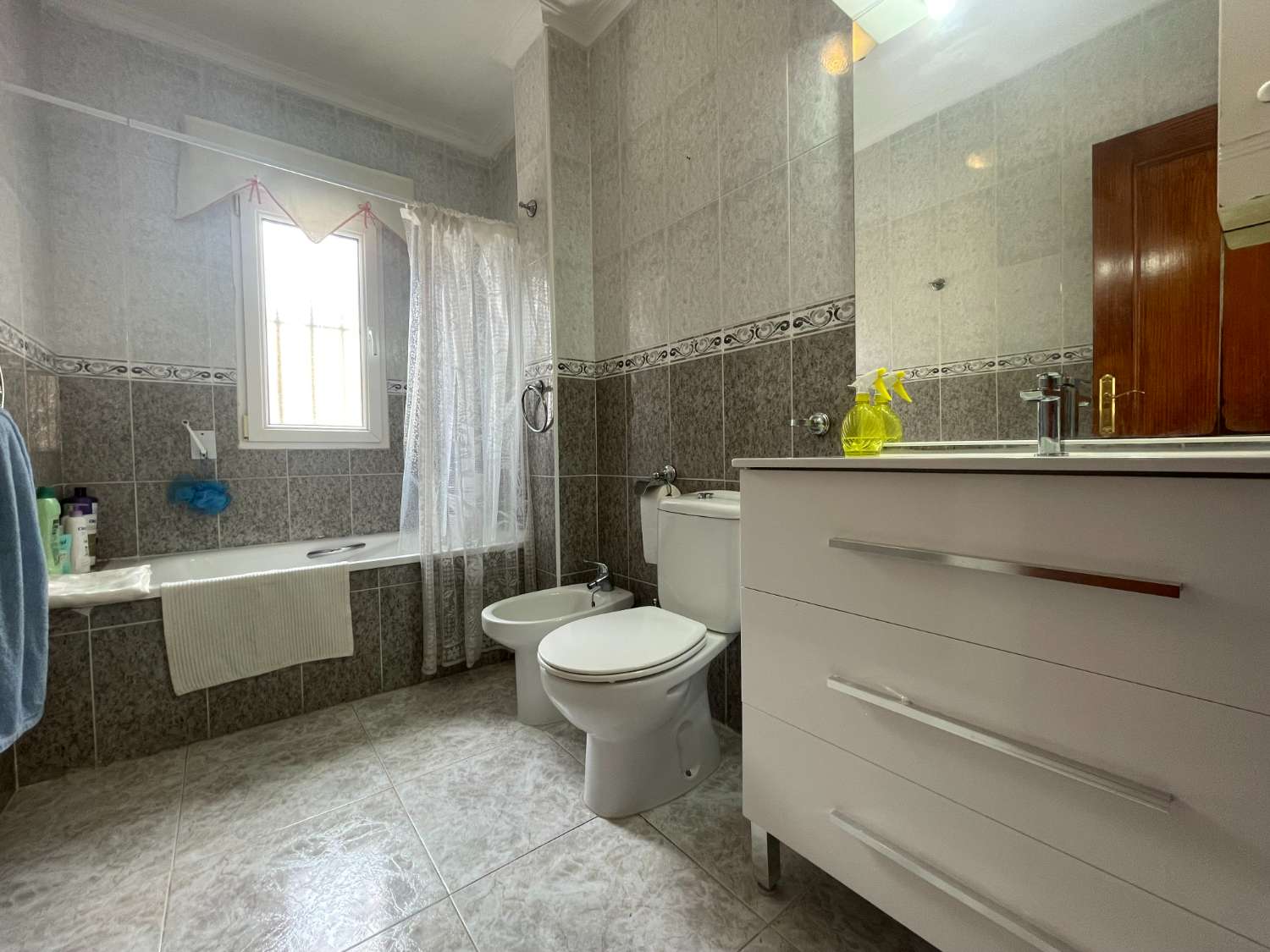Hermosa casa adosada de 3 dormitorios y 2 baños en Las Chismosas