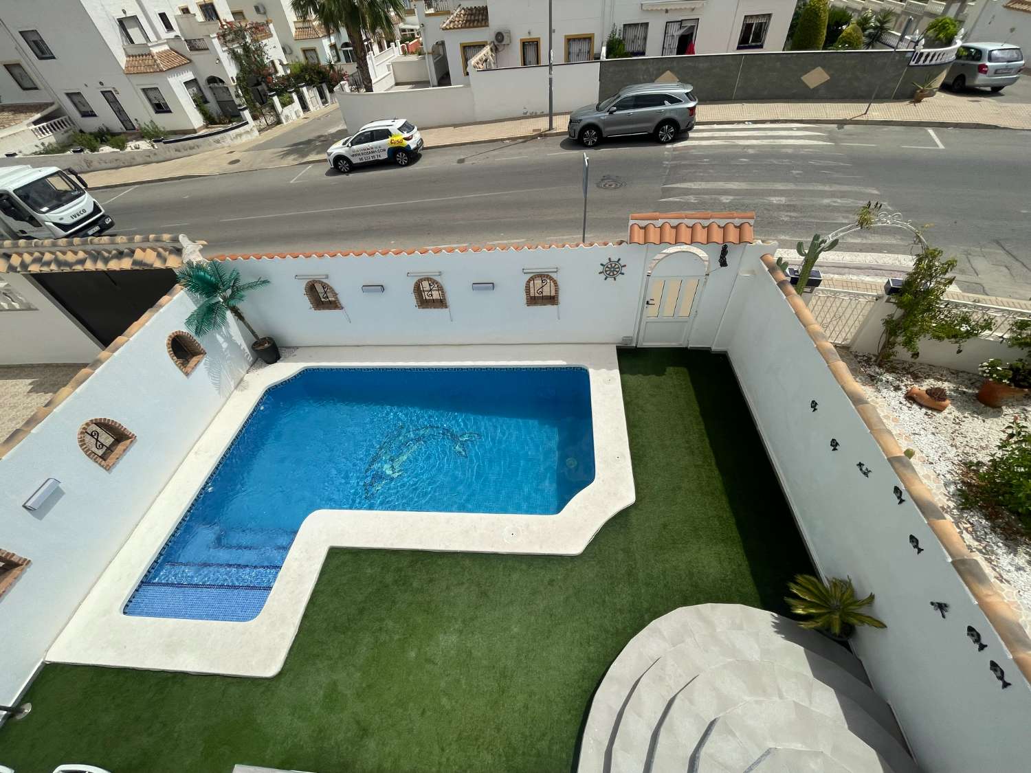 Hermosa casa adosada de 3 dormitorios y 2 baños con piscina privada.