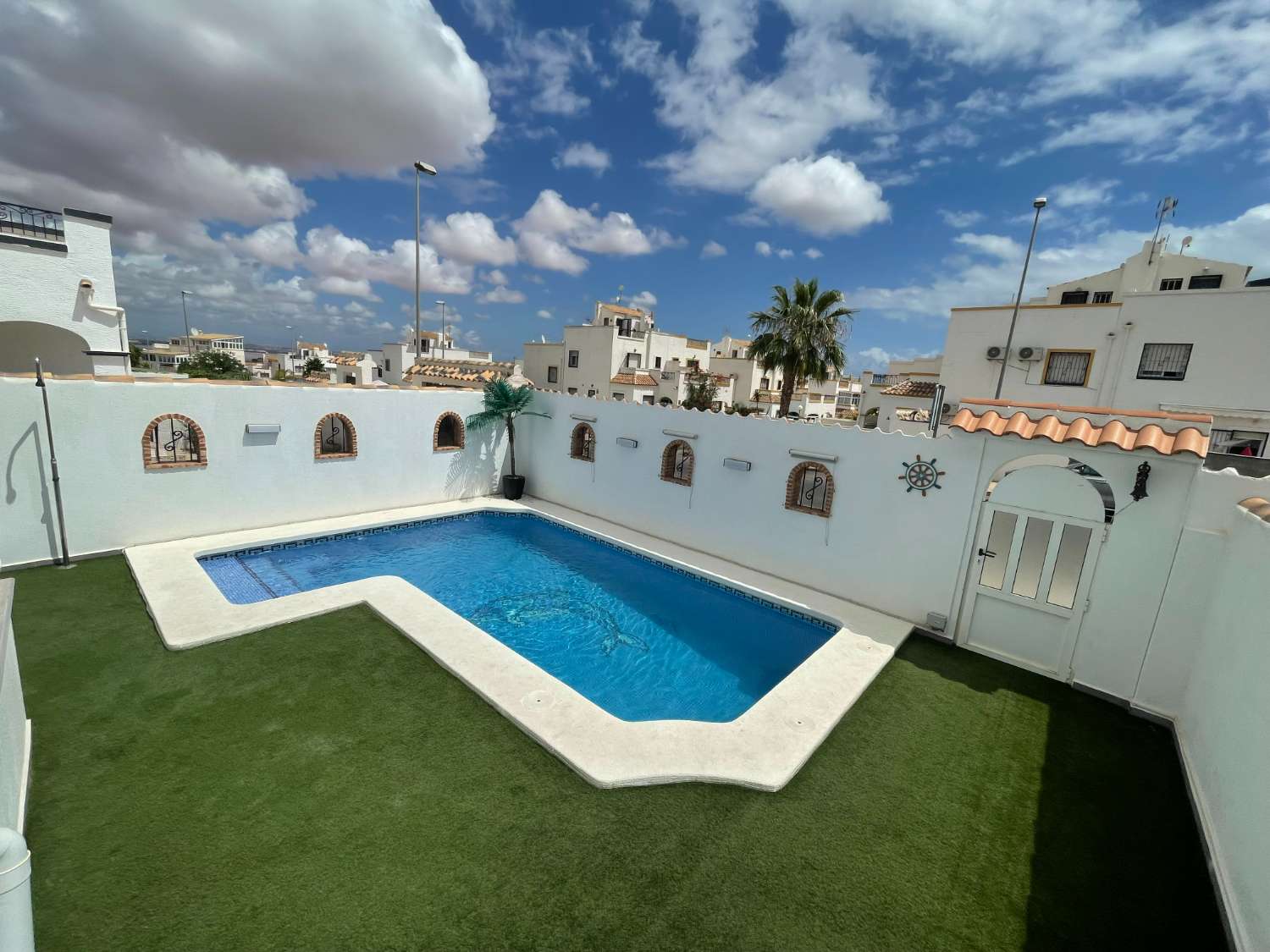 Hermosa casa adosada de 3 dormitorios y 2 baños con piscina privada.