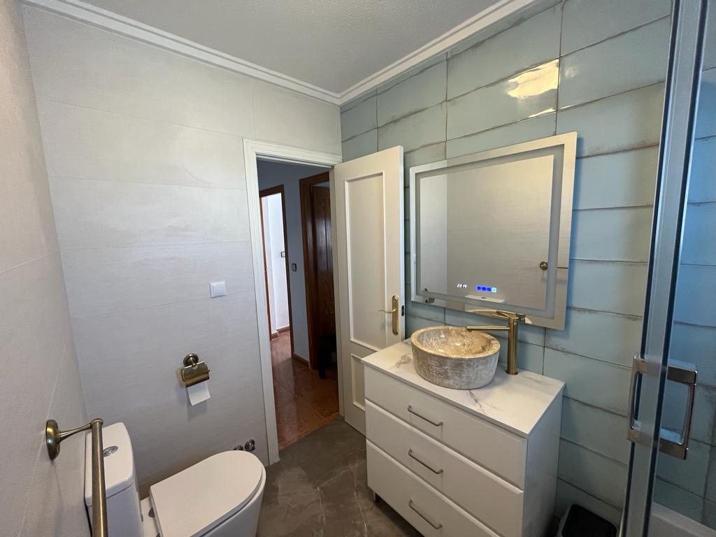 Hermosa casa adosada de 3 dormitorios y 2 baños con piscina privada.