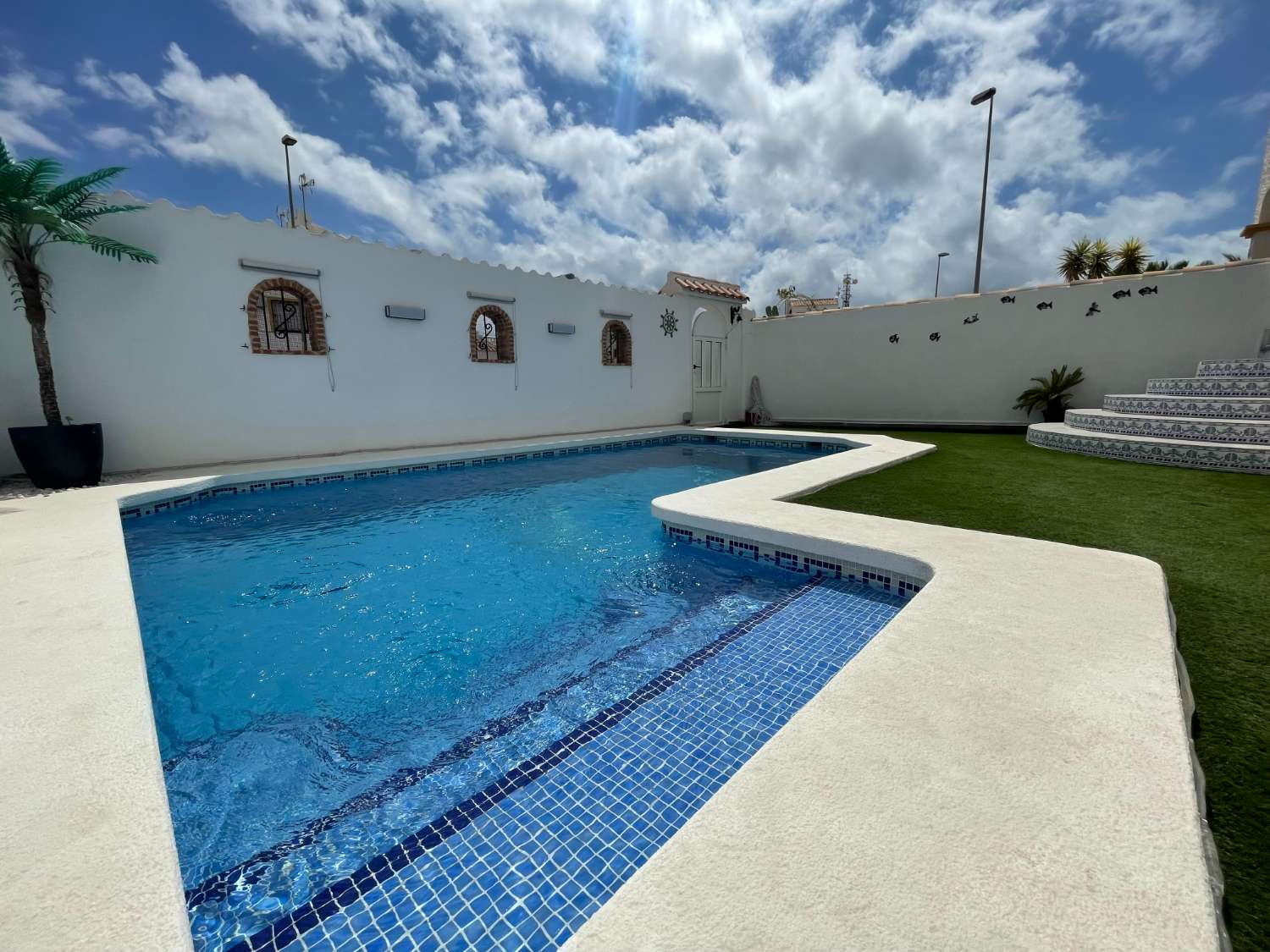 Hermosa casa adosada de 3 dormitorios y 2 baños con piscina privada.