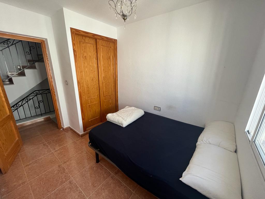 Hermosa casa adosada de 3 dormitorios y 2 baños con piscina privada.