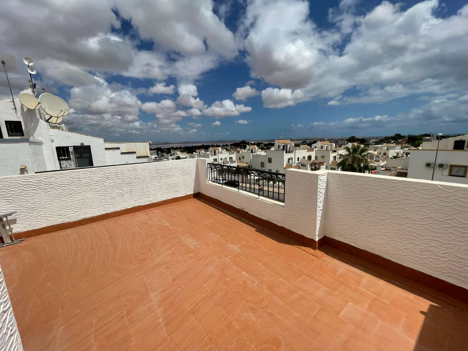 Hermosa casa adosada de 3 dormitorios y 2 baños con piscina privada.