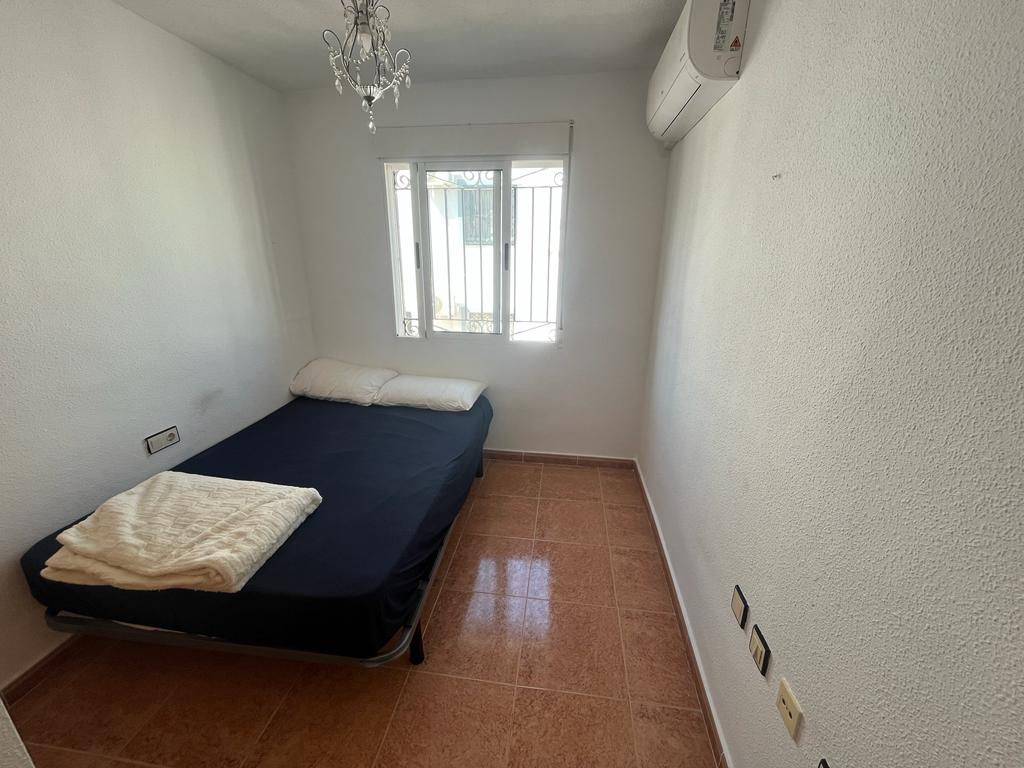 Hermosa casa adosada de 3 dormitorios y 2 baños con piscina privada.