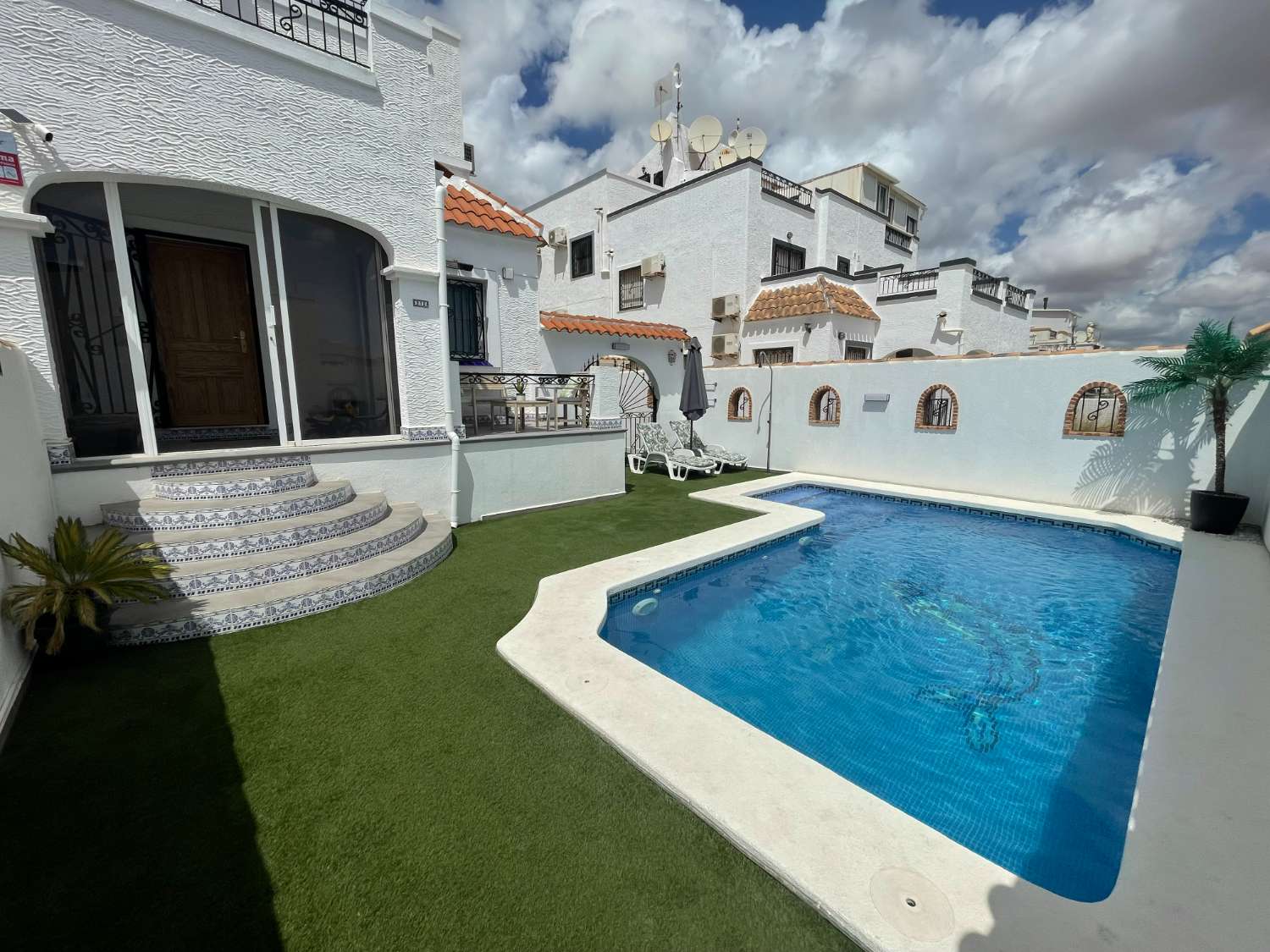 Hermosa casa adosada de 3 dormitorios y 2 baños con piscina privada.