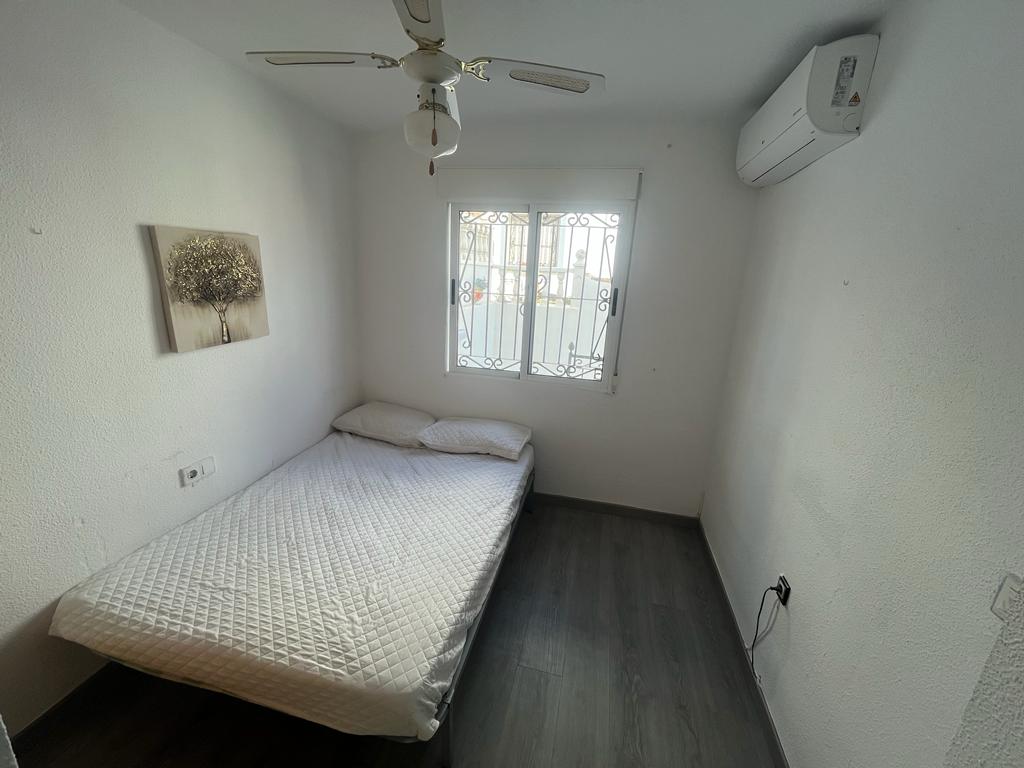 Hermosa casa adosada de 3 dormitorios y 2 baños con piscina privada.