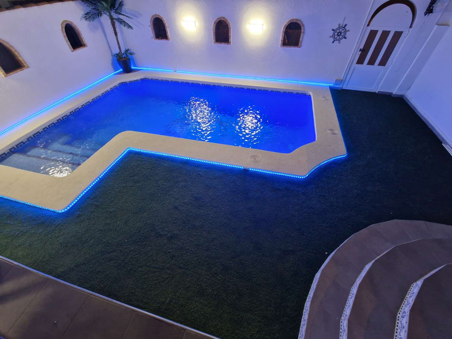 Hermosa casa adosada de 3 dormitorios y 2 baños con piscina privada.