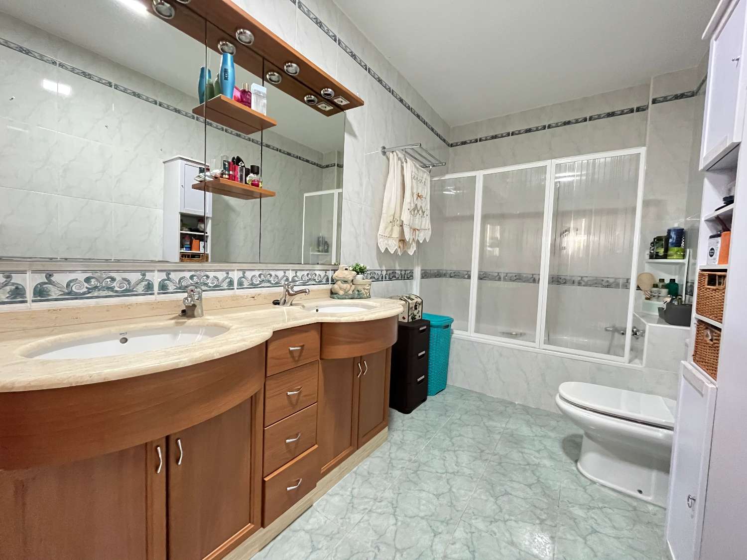 Krásná vila se 3 ložnicemi s nezávislým apartmánem a soukromým bazénem
