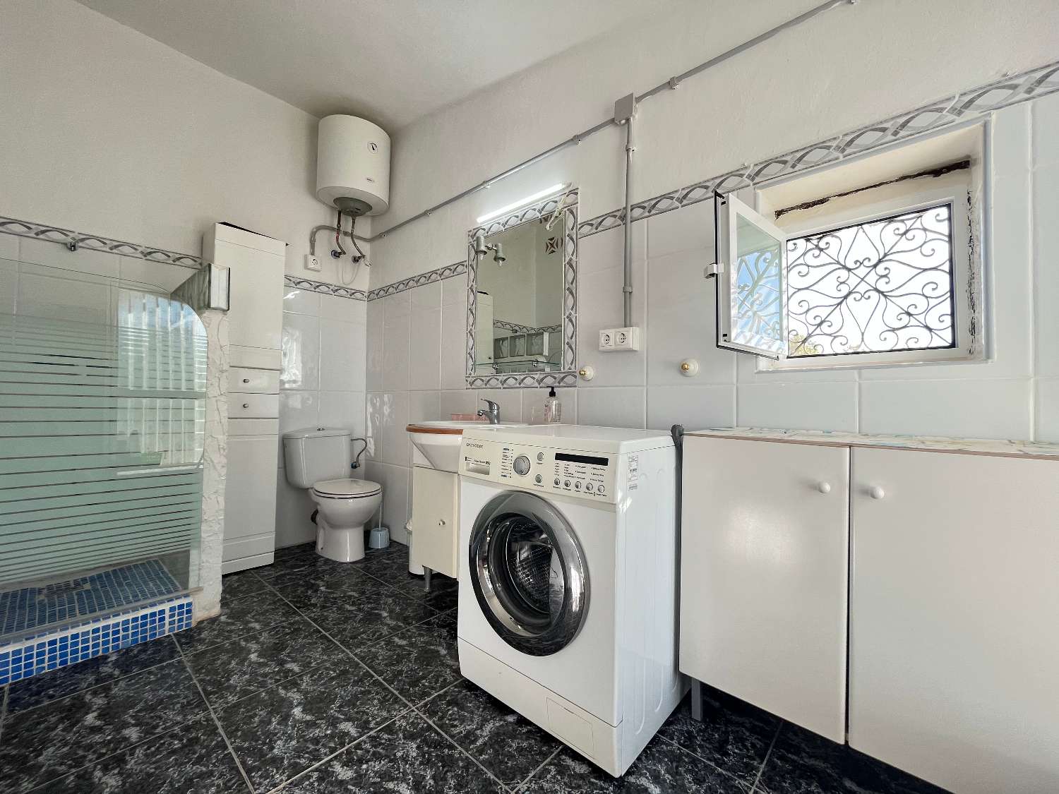 Krásná vila se 3 ložnicemi s nezávislým apartmánem a soukromým bazénem
